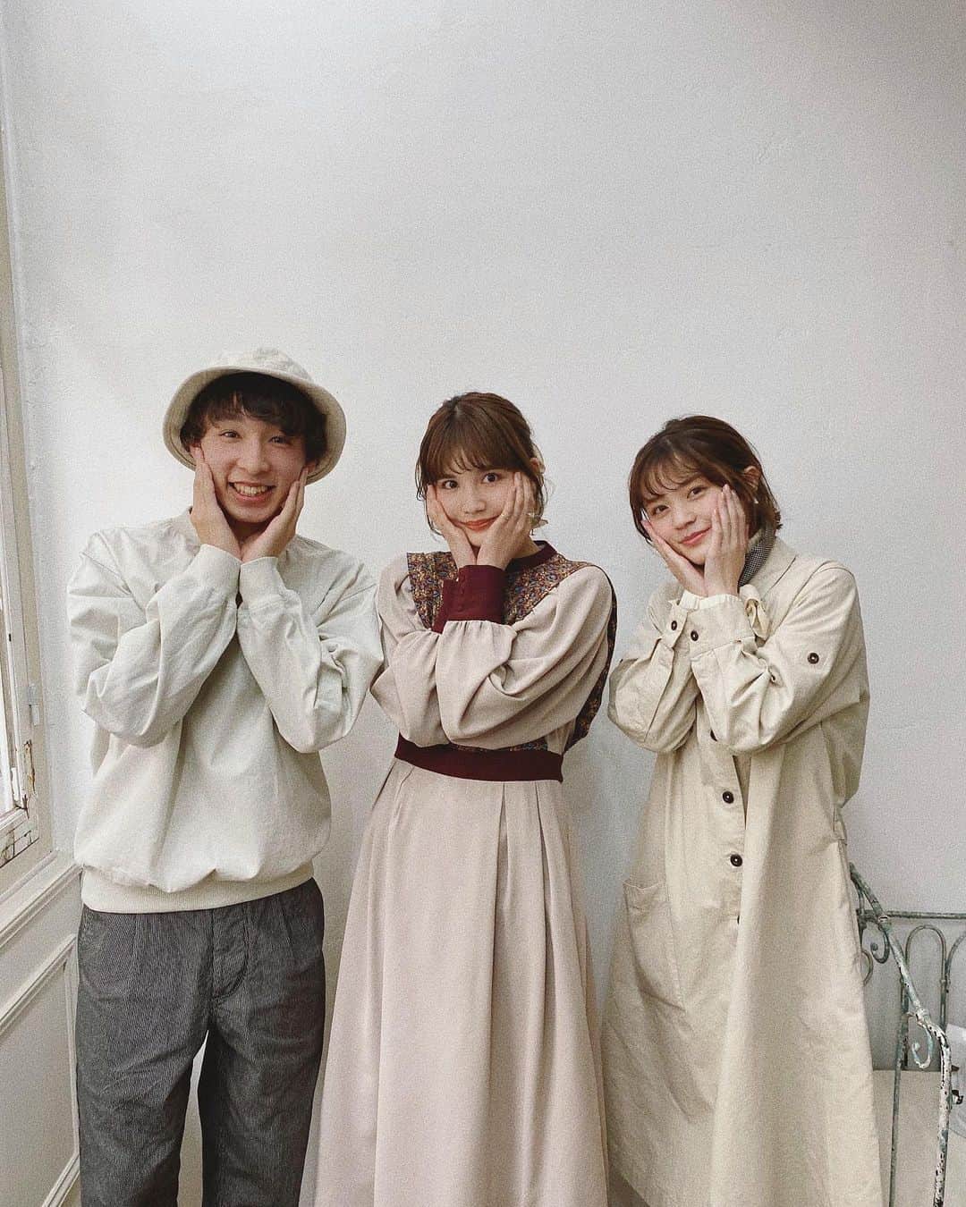 のインスタグラム：「大好きな二人に会えて すごく楽しかった日✌︎ そして、わたしの想いが叶った日。  ~~~~~~~~~~~  『idemと…』  今日からはじまったこの企画 どうでしたか…？☺︎  他の誰かを通して届ける idemからのはじめてのお便りになります。  今日からしばらく続くこの"idemと…"の企画。 彼女を通して表現される、新たなidemの表情。  みなさんにも、どうぞ届きますように そして、楽しんでもらえたら嬉しいです。  かぁくんも撮影にきてくれて 2人のやりとりにほっこり癒された空間だったなぁ（´-`）.｡oO  idemは自社サイトがないため、 Instagramでどう表現すればよいか悩みました。 頭に想い描く絵をそのまま形にしたかったので、クリエイティブのデザインも、私が夜な夜な作成…✏︎。  @idem__official をのぞいてみてください。今日、明日、明後日と…続々と更新されていきます。  ありがとう、しおちゃん☺︎ またご飯もゆこうね🌷」