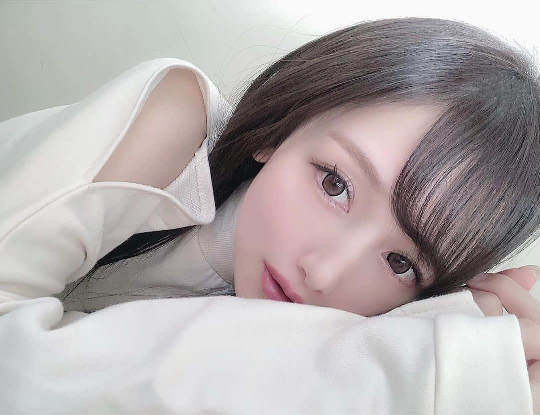 yuu__aaaのインスタグラム：「. . #shooting 📸❤︎ . #サラサラ#ナチュラルメイク#撮影#make#model #カラコン#アイライン#アイブロウ」