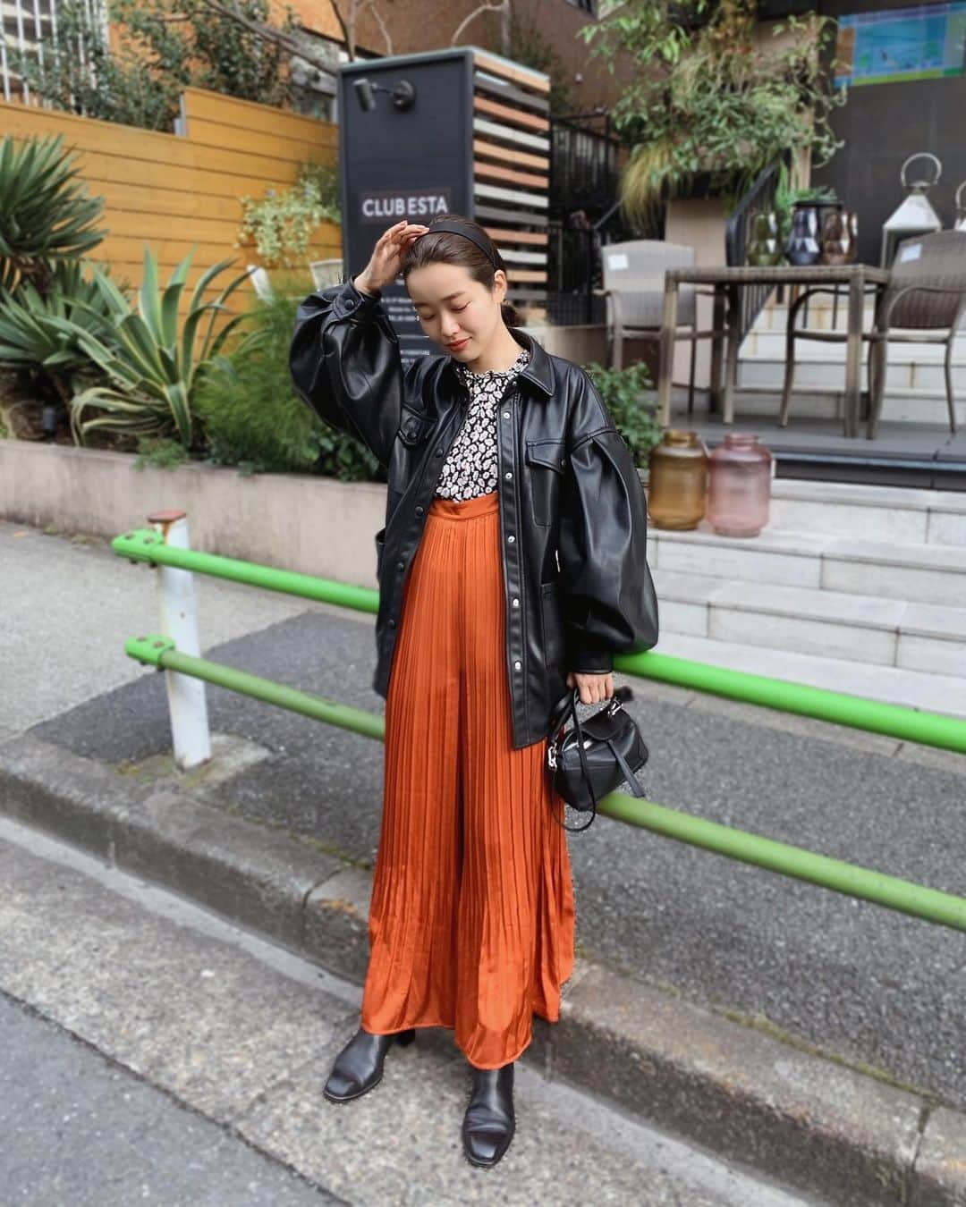 猪鼻ちひろのインスタグラム：「🧡🍊🔥 全身はこちら💁🏻‍♀️ @lashiku.jp のパンツ、ぎゅーんと上げても可愛いのです(紐で調整できるんだよ！)色かなり悩んだのですがオレンジにしました。 いや〜目がしょぼつくぅ〜〜〜 outer…ETRE TOKYO tops…used pants…LASHIKU bag…LOEWE shoes…ZARA #ちひろのお洋服 #LASHIKU」