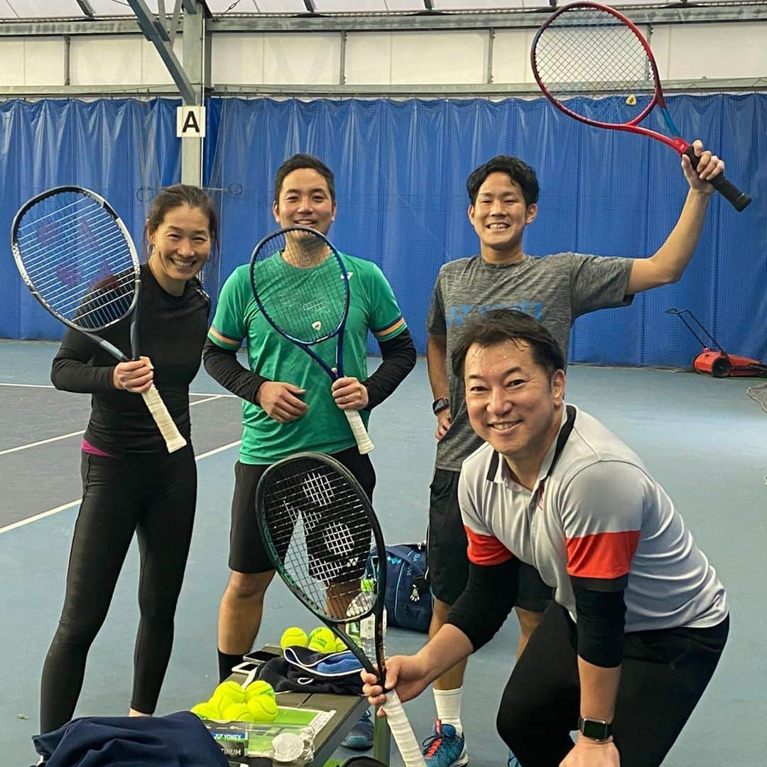 伊達公子さんのインスタグラム写真 - (伊達公子Instagram)「2021,週1テニス7回目 @sporu_indoortenniscourt  #坂本正秀 ヒデ @yonex_jp 小山くん、増尾くんと4人🎾 昨日、週1テニスは3週間振りなので久々！ 実はここのところギックリ腰ならぬギックリ背中みたいな症状が続いていて(こんなの初)、仰向けが痛くて痛くて… 治療も定期的にやってもらっているんだけど、一度病院で診てもらうこと。 検査で可能性を探りいろいろ検査をしてもらった結果、問題ないということになったのと、痛みも和らぎだしていたので、体を動かして、ほぐれることを期待して、テニスをやってみると意外にも痛みなくできた！ サーブとスマッシュはさすがに打てなかったし、無理はせず。 まだもう少し痛みと違和感が残っているけどテニス後痛みは出ていないので安心したー。  #伊達公子 #kimikodate  #テニス  #テニスプレイヤー #tennis  #tennisplayer #2021年3月5日 #2021 #2021年 #週1テニス #スポル #インドアテニスコート #週1テニス7回目 #2021年週1テニス7回目」3月6日 20時18分 - kimiko.date