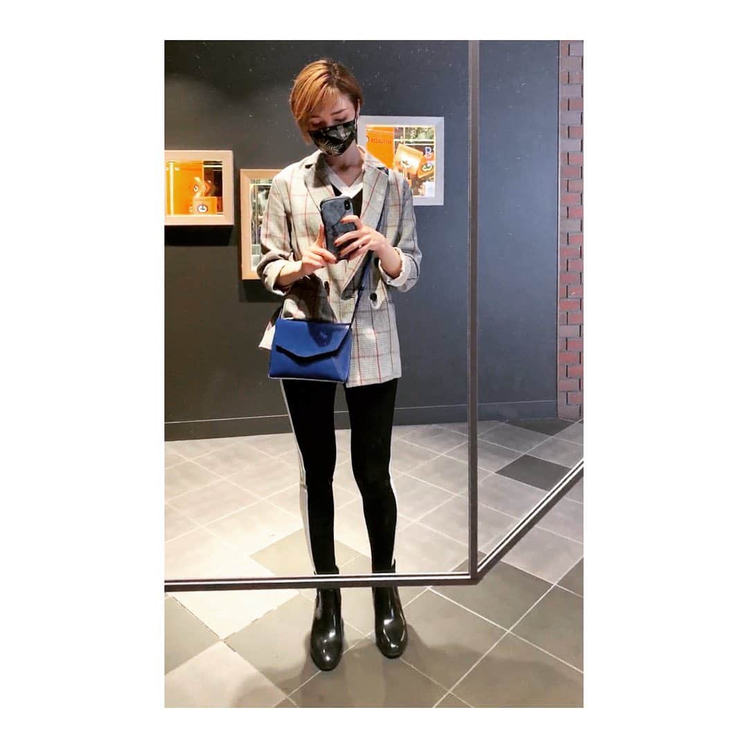 安川リベカのインスタグラム：「#spickandspan のジャケットが﻿ めっちゃ着回しできる😭✨﻿ ﻿ インナーはニットでもキャミでもよくて、﻿ ボトムスをタイトな感じとかミニで合わせるのが好き﻿ ﻿ 春先ギリギリまで着るよー！」