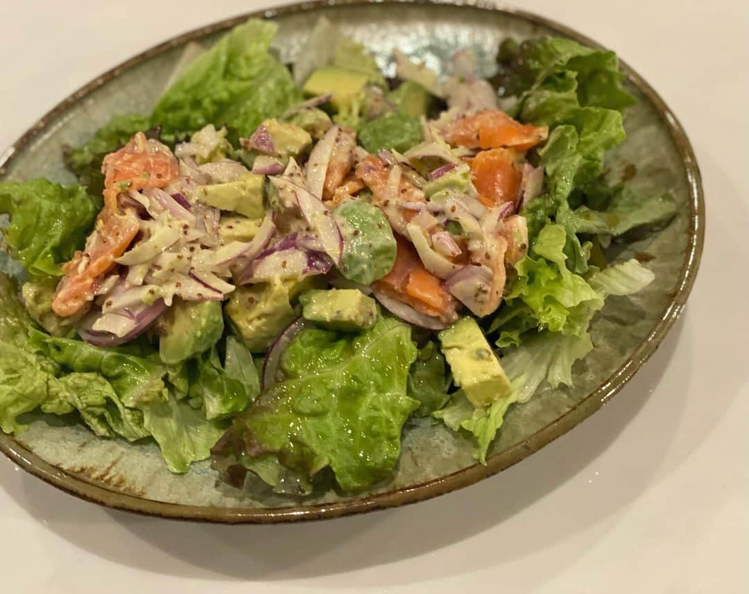 のインスタグラム：「#絢ご飯 お野菜をたっぷりの日。 バタバタしている時はワンプレートサラダが楽ちん！ 1枚目は 紫玉ねぎ、サーモン、アボカドを細かく切り🥑 マヨネーズ、白ワインビネガー、オリーブオイル、塩胡椒少々、粒入りマスタードと一緒に混ぜ混ぜ。マヨネーズの代わりにクリームチーズでも美味しそうだったなぁ！ 葉の方にはマカダミアオイルをかけて混ぜています✨ 3枚目は温野菜！鶏肉だけ塩麹につけて、軽く焼き目をつけてから蒸しています。  #今日の絢ご飯#サラダレシピ」