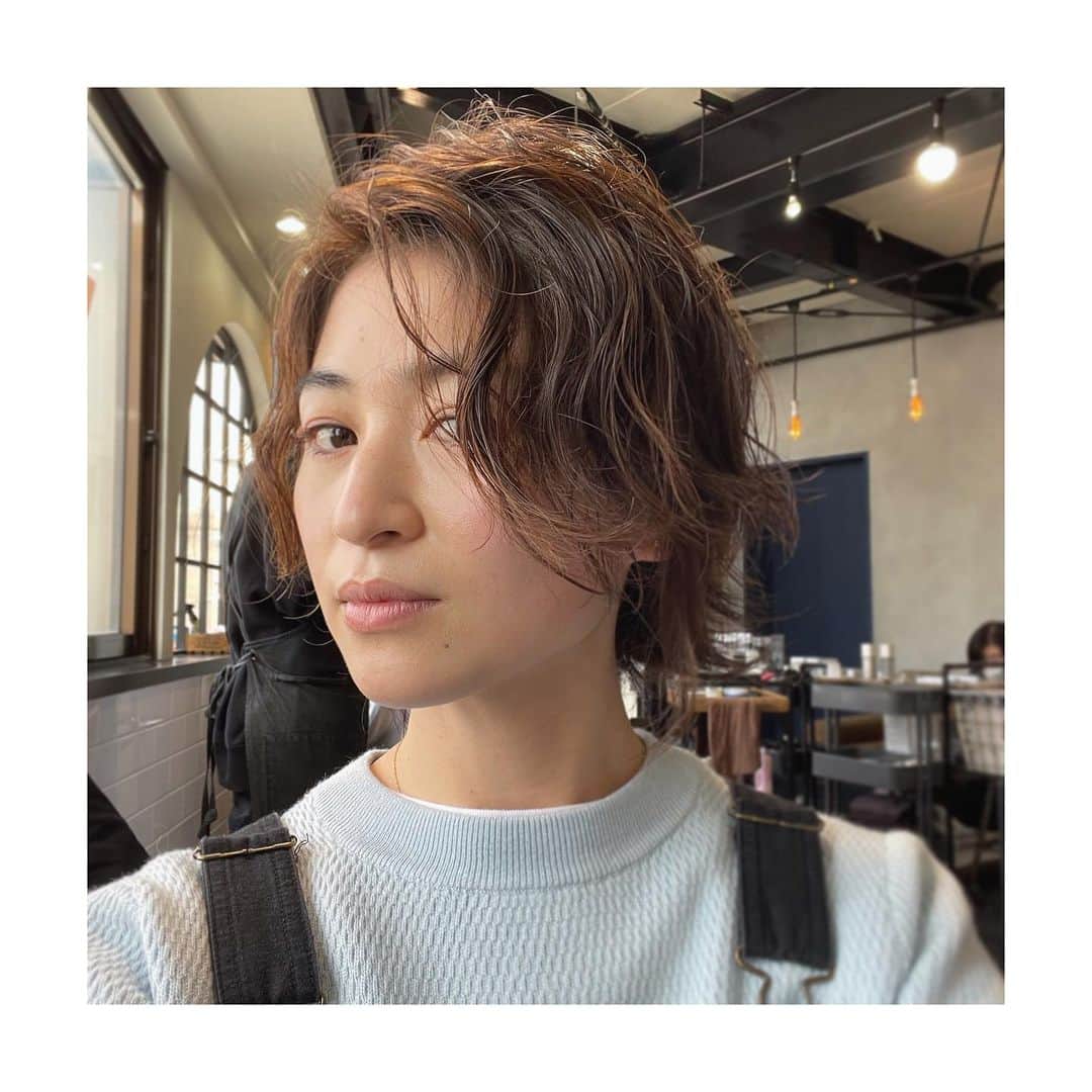 上村若菜のインスタグラム：「. たくさんDMやリアクションをいただいていたので、備忘録的にアップ。  New ヘアスタイル✂️ ばっさりと切って、ウルフベースにパーマを🦱 カラーは根元だけなので近々もう少し暗くするかもです。 . Thank you✨  @hiroshitakatoku @lyon_hair   日々のヘアセットで再現できるでしょうか😆 来週あたり高徳さんとコラボLiveやりたいと思います🤝  #ヘアカット #ヘアスタイル #パーマ #ウルフカット #飽きっぽいので毎シーズン気分で髪型を変えたくなる人😂」
