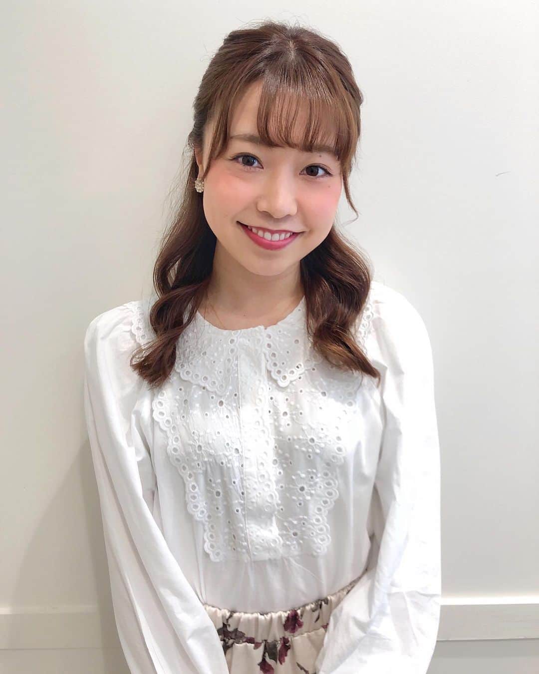のインスタグラム：「昨日の撮影🌸 これから私にとって楽しみな事がはじまります！ またお知らせします😊  この日は朝希恵 @chanki_chan に カラーとヘアアレンジをしてもらったよ！ ハーフアップでお洋服にあったイメージでアレンジしてくれた♥️  #撮影#ヘアカラー#ヘアアレンジ#ハーフアップ#ミルクティーベージュ#ミルクティーアッシュ#アナウンサー#フリーアナウンサー#ゴルフ#ゴルフ女子#ゴルフ男子#ゴルフコーデ#ゴルフウェア#スポーツ#スポーツ女子#golf#golfgirl#instagolf#golffashion#golfswing#golfstagram#골프#高尔夫」