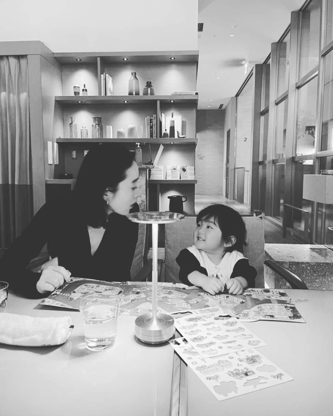 のインスタグラム：「頭なでなでして〜 ギューして〜 大きくなったら抱っこしてね。  最近息子におねだりばかり♡  #小さな彼氏ってこうゆうことか #実感中 #すき」