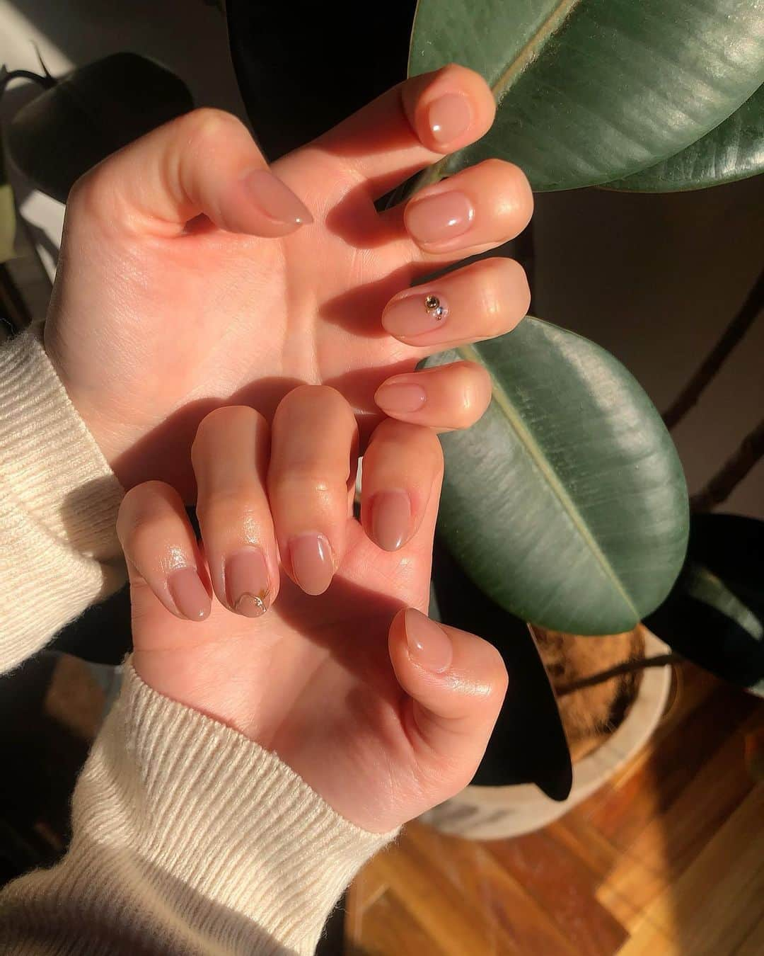 太田江莉奈さんのインスタグラム写真 - (太田江莉奈Instagram)「. 🌿💅✨  .  #nail#swalovski#naturalnails  #nailart#nailstagram#maogel  #ネイル#ヌーディーネイル#OLネイル #スワロフスキーネイル#ワンカラー #スワロフスキー#ワイヤーネイル   .  肌が綺麗に見えるベージュカラーに スワロフスキーとゴールド&ワイヤーでワンポイント入れて貰いました🤲 可愛くてずっと爪見ちゃうな〜😳」3月6日 20時34分 - erina_o_