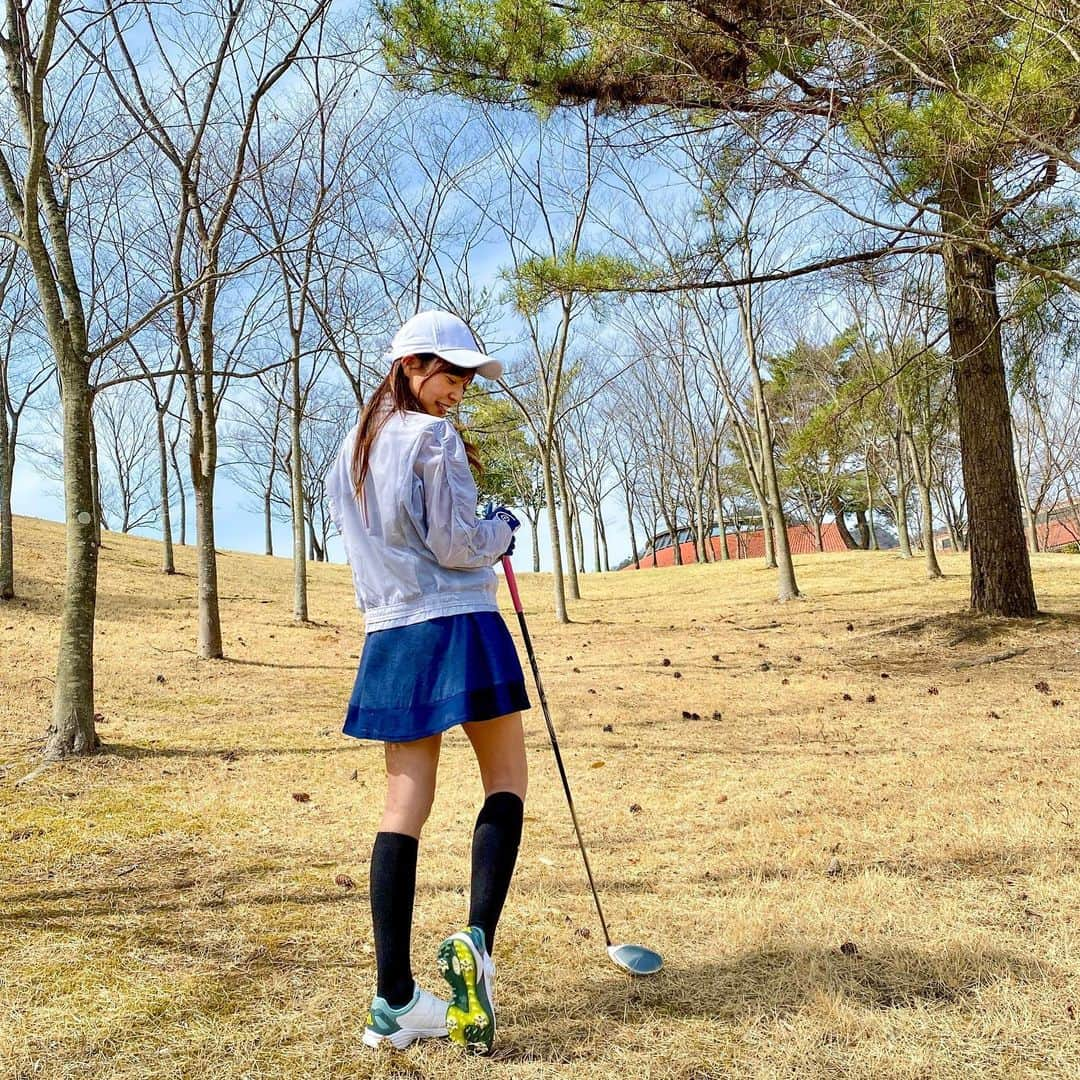 高沢奈苗さんのインスタグラム写真 - (高沢奈苗Instagram)「. 今日は20°と春の陽気〜🌸　 . 早速 @adidasgolf の新作ウェアを着てラウンド🏌️‍♀️ . 普段のアディダスとはちょっと違う遊び心のあるウェア🤍💙 #Advancedgamewear #ゲームチェンジャー . ネイビーのスカートと合わせてグローブもネイビーで💙 ✋ @footjoy.japan  . 柔らかくて付け心地抜群😊 グローブは日焼け防止も兼ねて私は両手派です★ . . . #adidasgolf #golf #golffashion #giftbyadidas #footjoy #footjoygolf #ゴルフ #アディダスゴルフ #フットジョイ #春ゴルフコーデ #ゴルフ女子 #レディースゴルフファッション」3月6日 20時44分 - nanaetakasawa