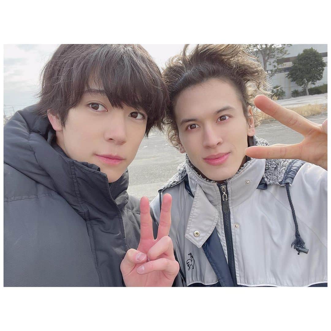 才川コージのインスタグラム：「明日午前9時〜 仮面ライダーセイバー　第25章 『煙をまといし、真紅の刺客。』  新しい仮面ライダーが現れるみてーだ！ 喰ってやるぜ！！  みてね！ 秀&コージ📷  #仮面ライダーセイバー #ズオス #内藤秀一郎 #才川コージ #kamenridersaber」