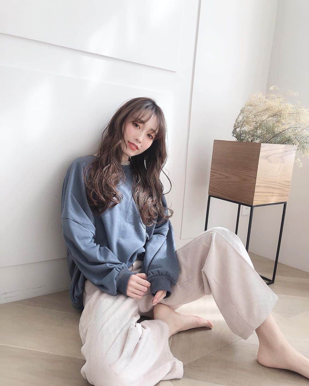白岩まちこのインスタグラム：「≫≫👗... 𝘤𝘰𝘰𝘳𝘥𝘪𝘯𝘢𝘵𝘦  ㅤㅤㅤㅤㅤㅤㅤㅤㅤㅤㅤㅤㅤㅤㅤㅤㅤ 今日はスタジオで撮影...📸✨  ㅤㅤㅤㅤㅤㅤㅤㅤㅤㅤㅤㅤㅤ ポカポカ天気で花粉も絶好調...🤧🌳💫 ㅤㅤㅤㅤㅤㅤㅤㅤㅤㅤㅤㅤㅤ ㅤㅤㅤㅤㅤㅤㅤㅤㅤㅤㅤㅤㅤㅤㅤㅤㅤㅤㅤㅤㅤ ㅤㅤㅤㅤㅤㅤㅤㅤㅤㅤㅤㅤㅤ そんな今日は、パーソナルカラー以外の 服を着るときの似合わせ術を紹介...❤︎  ㅤㅤㅤㅤㅤㅤㅤㅤㅤㅤㅤㅤㅤ 私はイエベ春🌼 ㅤㅤㅤㅤㅤㅤㅤㅤㅤㅤㅤㅤㅤ (最後に添付した表で言うと【Yellow Base】のSpring)  ㅤㅤㅤㅤㅤㅤㅤㅤㅤㅤㅤㅤㅤ ㅤㅤㅤㅤㅤㅤㅤㅤㅤㅤㅤㅤㅤ 透明感のあるブルベに憧れてるんやけど、 イエベ春やから自分に似合うカラーは表の通り😟🌀  ㅤㅤㅤㅤㅤㅤㅤㅤㅤㅤㅤㅤㅤ ㅤㅤㅤㅤㅤㅤㅤㅤㅤㅤㅤㅤㅤ でもでもやっぱりブルベ寄りのブルーも着たい🥺‼️  ㅤㅤㅤㅤㅤㅤㅤㅤㅤㅤㅤㅤㅤ そんな時は ㅤㅤㅤㅤㅤㅤㅤㅤㅤㅤㅤㅤㅤ  ①メイクは自分のパーソナルカラーでまとめる。  ②顔周りにもう一色挟む。  これだけ気をつければ、簡単にパーソナルカラー以外のお洋服も似合わせられるよ😘✌🏻  ㅤㅤㅤㅤㅤㅤㅤㅤㅤㅤㅤㅤㅤ  今回私は、ベージュのシースルートップスを間に挟んで、パーソナルカラーど真ん中でメイクをしてみた🥰✨  ㅤㅤㅤㅤㅤㅤㅤㅤㅤㅤㅤㅤㅤ  ずっと着たかったけど 顔映りが悪く見えちゃってなかなか選ばなかったブルー💙💫 ㅤㅤㅤㅤㅤㅤㅤㅤㅤㅤㅤㅤㅤ ㅤㅤㅤㅤㅤㅤㅤㅤㅤㅤㅤㅤㅤ ㅤㅤㅤㅤㅤㅤㅤㅤㅤㅤㅤㅤㅤ こうすれば着やすい🥺👏🏻 ㅤㅤㅤㅤㅤㅤㅤㅤㅤㅤㅤㅤㅤ  公式サイトみたいに白Tと重ねて着ると、 可愛い上に顔映りも綺麗なはず🥺💓  ㅤㅤㅤㅤㅤㅤㅤㅤㅤㅤㅤㅤㅤ ㅤㅤㅤㅤㅤㅤㅤㅤㅤㅤㅤㅤㅤ ちなみにお洋服は、 クラシカルエルフ( @classicalelf_official )の ゆったりトレーナー🧸🌿  ㅤㅤㅤㅤㅤㅤㅤㅤㅤㅤㅤㅤㅤ ㅤㅤㅤㅤㅤㅤㅤㅤㅤㅤㅤㅤㅤ 他にもカラバリあったけど、 ずっと挑戦したかったブルーにした💙✨ ㅤㅤㅤㅤㅤㅤㅤㅤㅤㅤㅤㅤㅤ ㅤㅤㅤㅤㅤㅤㅤㅤㅤㅤㅤㅤㅤ  裏起毛になってるから、まだコートなしでは肌寒いかなー？っていう今の時期でも暖かく着れるよ👚✨  ㅤㅤㅤㅤㅤㅤㅤㅤㅤㅤㅤㅤㅤ ㅤㅤㅤㅤㅤㅤㅤㅤㅤㅤㅤㅤㅤ シンプルなデザインやから ユニセックスでも着れるし👩🏻‍🦰👦🏻  ㅤㅤㅤㅤㅤㅤㅤㅤㅤㅤㅤㅤㅤ  普段、こういうカラーは避けてきたけど、 メイクと着こなし方で色んなカラーにも挑戦出来るなぁ🥰✨  ㅤㅤㅤㅤㅤㅤㅤㅤㅤㅤㅤㅤㅤ ㅤㅤㅤㅤㅤㅤㅤㅤㅤㅤㅤㅤㅤ 一番最後にパーソナルカラーごとに似合う カラー表も載せてるから みんなも自分に似合うトーンのカラーを 見つけてみてね🙈✨▶︎▶︎スライド  ㅤㅤㅤㅤㅤㅤㅤㅤㅤㅤㅤㅤㅤ ㅤㅤㅤㅤㅤㅤㅤㅤㅤㅤㅤㅤㅤ ㅤㅤㅤㅤㅤㅤㅤㅤ ㅤㅤㅤㅤㅤㅤㅤㅤㅤㅤㅤㅤㅤ ㅤㅤㅤㅤㅤㅤㅤㅤㅤㅤㅤㅤㅤ  #クラシカルエルフ#classicalelf#エルフコーデ#locari#プルオーバー#トレーナー  #トレーナーコーデ #パーカー#パーカー女子#パーカーコーデ #オーバーサイズ#Java#ジャバ#ジャバコーデ #コーデ記録#春コーデ#着回しコーデ #パーソナルカラー#イエベ春#パーソナルカラースプリング#パーソナルカラー別コーデ #着こなし#着こなし術」