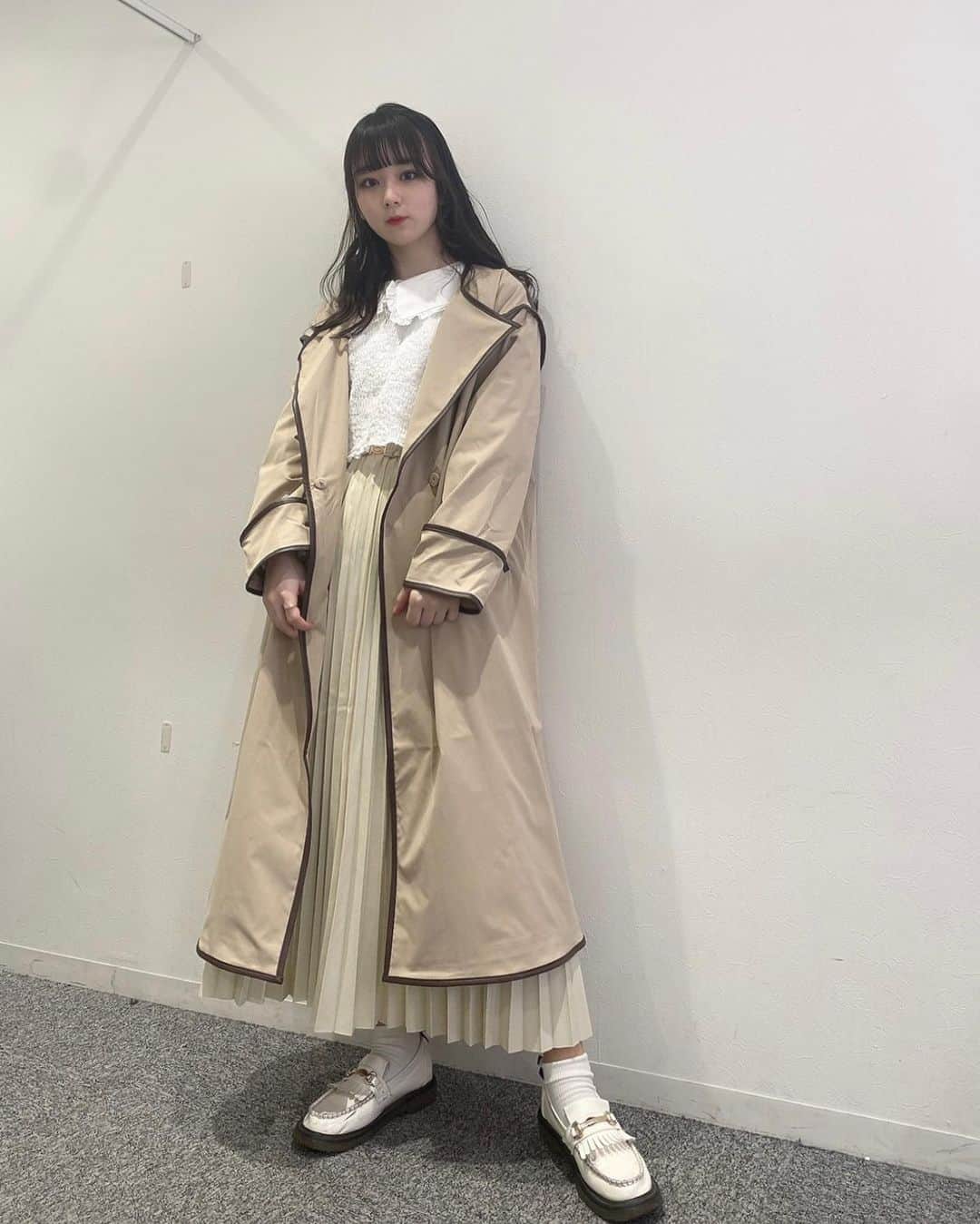 高田もものインスタグラム：「. コートは @vannie__u さんのです🧥 . 春のコート持ってなかったからたくさん使いそう！ . そして今日はポップアップストアのイベントでエプロンをつけたので2枚目に載せました👓 . 今日もありがとう！ . かしこ .  #vannie_u #ヴァニーユー  . #高田もも #かみやど #ひらがなかみやど #instagood #instagram #かしこってなに #かしこ #あいどる #アイドル #idol #japaneseidol #コート #春コーデ #春服 #レザースカート #whiteoutfit #White #巻き髪 #前髪 #おくれ毛 #ポップアップストア #渋谷」
