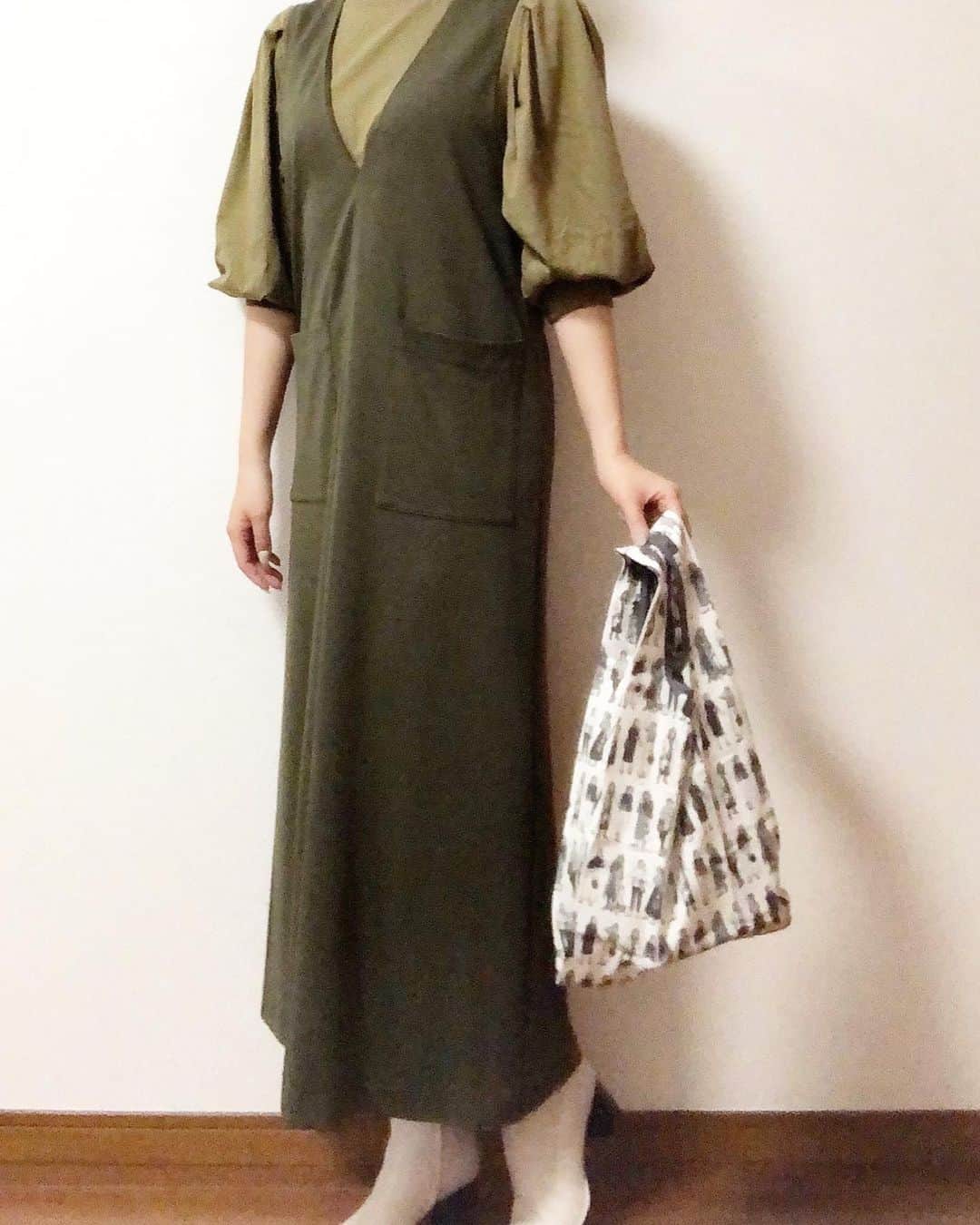 進藤やす子のインスタグラム：「✳︎ 明日放送のショップチャンネル @shopch.jp 、ブラックやトープのジャンスカはイメージしやすいかと思いますがカーキも可愛いんです❤️  個人的にはワントーン＋白小物のコーデが好き😊 . 放送に先立ってオンラインショップで販売が始まりました。プロフィールに短縮URLを貼ったので興味ある方は見てみてくださいね🤗 . 関連投稿はコチラ→ #ocusay0307 . . #ショップチャンネル #shopchannel  #オリジナルブランド #ocusay」