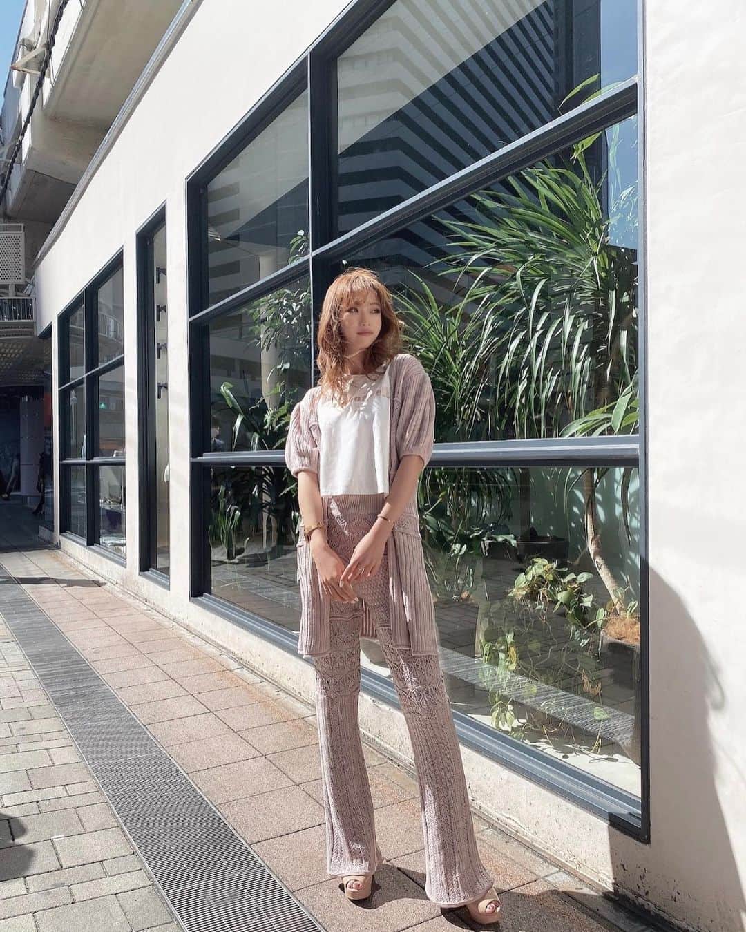 木田絵里香のインスタグラム：「. もうちょっと先の発売だけど可愛いから載せちゃおっ🤍 . 先行が始まったらお知らせします🌱 . 今日はポカポカだったね〜🌞 . #コーデ#ニット#セットアップ#Tシャツ#カーディガン#ピンク#ロゴT#fashion#coordinate#knit#pink」