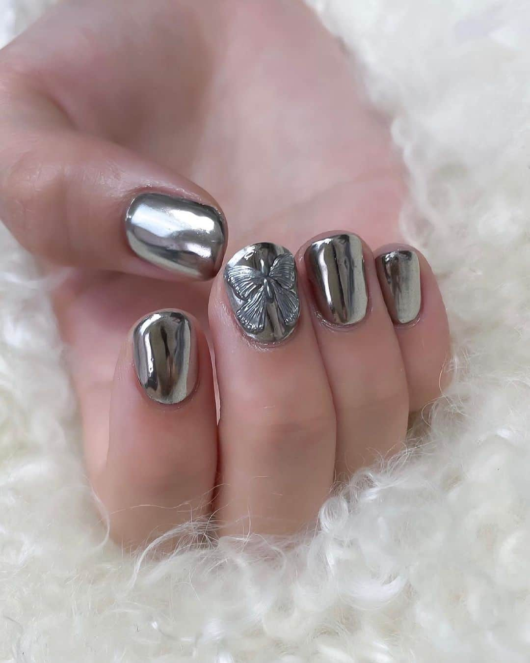 Nailsalon Cielのインスタグラム：「Metal Butterfly🦋✴︎﻿ ﻿ この蝶ももずーっと人気!﻿ ミラーの上のアートなので﻿ 全体をクリアでしっかり﻿ コーティングしております⭐︎﻿ ﻿ 浮いて見えるとこが﻿ 絶妙に可愛いよね😭💕✨﻿ ﻿ 片手はお持ち込み画像で﻿ 作らせて頂きました👋🏾✨﻿ ﻿ ﻿ ﻿ ーーーーーーーーーーーーーーーーーーー﻿ ﻿ #ネイル#ネイルサロン﻿ #instagood#instanails#jelnail#ネイルアート#手描きアート#美甲#네일#네일아트#美甲沙龍#ジェル#ジェルネイル#手绘艺术#トレンドネイル#お洒落ネイル#newnails#福岡ネイル#cute#beautiful#art#ネイルサロン#天然石ネイル#春ネイル#福岡ネイルサロン#バタフライネイル#シルバージュエリーネイル #nail」