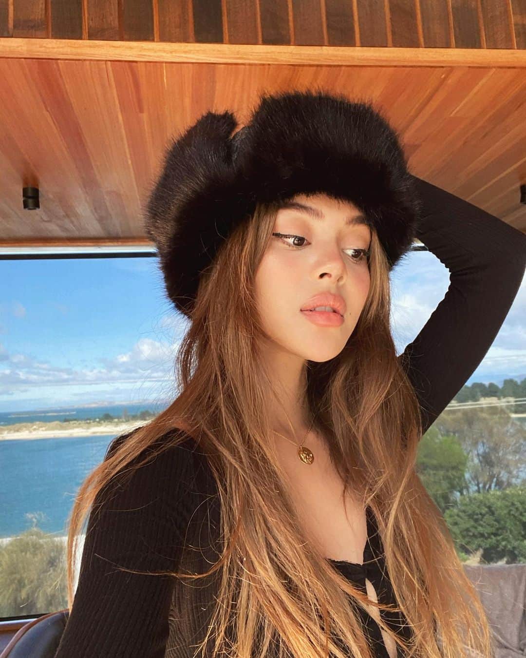 リリーマイマックのインスタグラム：「Big hat like jamiroquai 🎩 honestly though my ears are sensitive to the cold & wind so I need to cover them in winter 🥲」