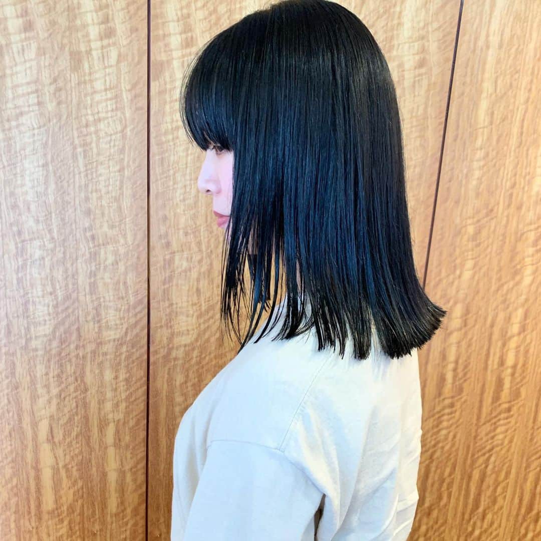 YU-U（工藤由布）のインスタグラム：「🦕🦕🦕 バッサリ30cm✂︎ワイドバングと重ためライン👩🏻‍🦰 deep Blueでトーンダウン🦕 今日はdAnceのスタイリング剤でお仕上げ✔︎ いつも楽しくてあっという間🥺🪄ありがとう🙏🏻🤍 ・・・ #uアレンジ #束感ロブ #ワイドバング」
