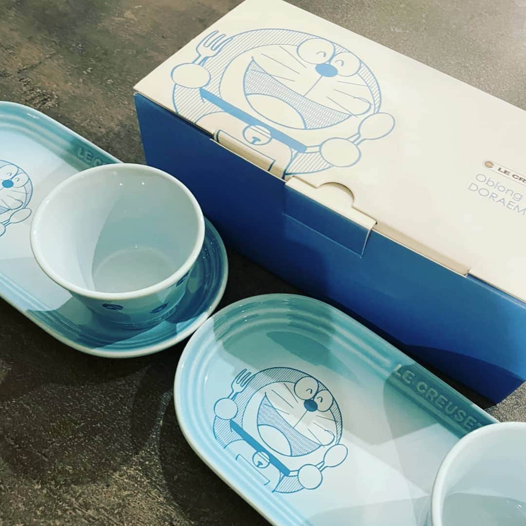 のインスタグラム：「LE CREUSETがドラえもんとコラボ。 鍋は売り切れで入荷未定だけど、プレートセットを購入しました。可愛すぎる。 #ルクルーゼ #ルクルーゼドラえもん #ドラえもん」