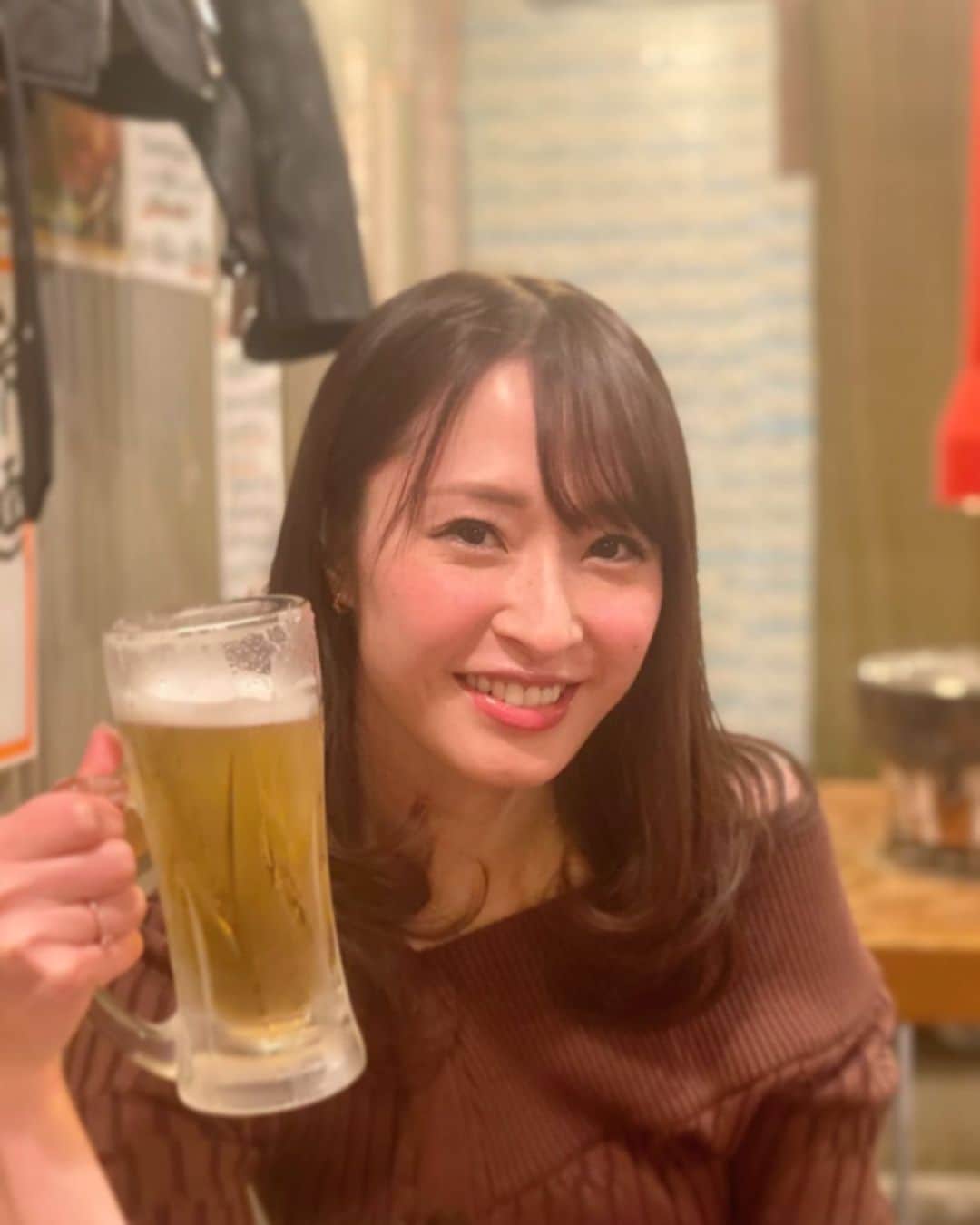梅本静香のインスタグラム：「相当久しぶりの投稿ですが元気です😎  ずっと伸ばしてた髪をばっさり切ってしまいました。  #時差投稿 #早く普通に出かけられる日々が恋しいね」