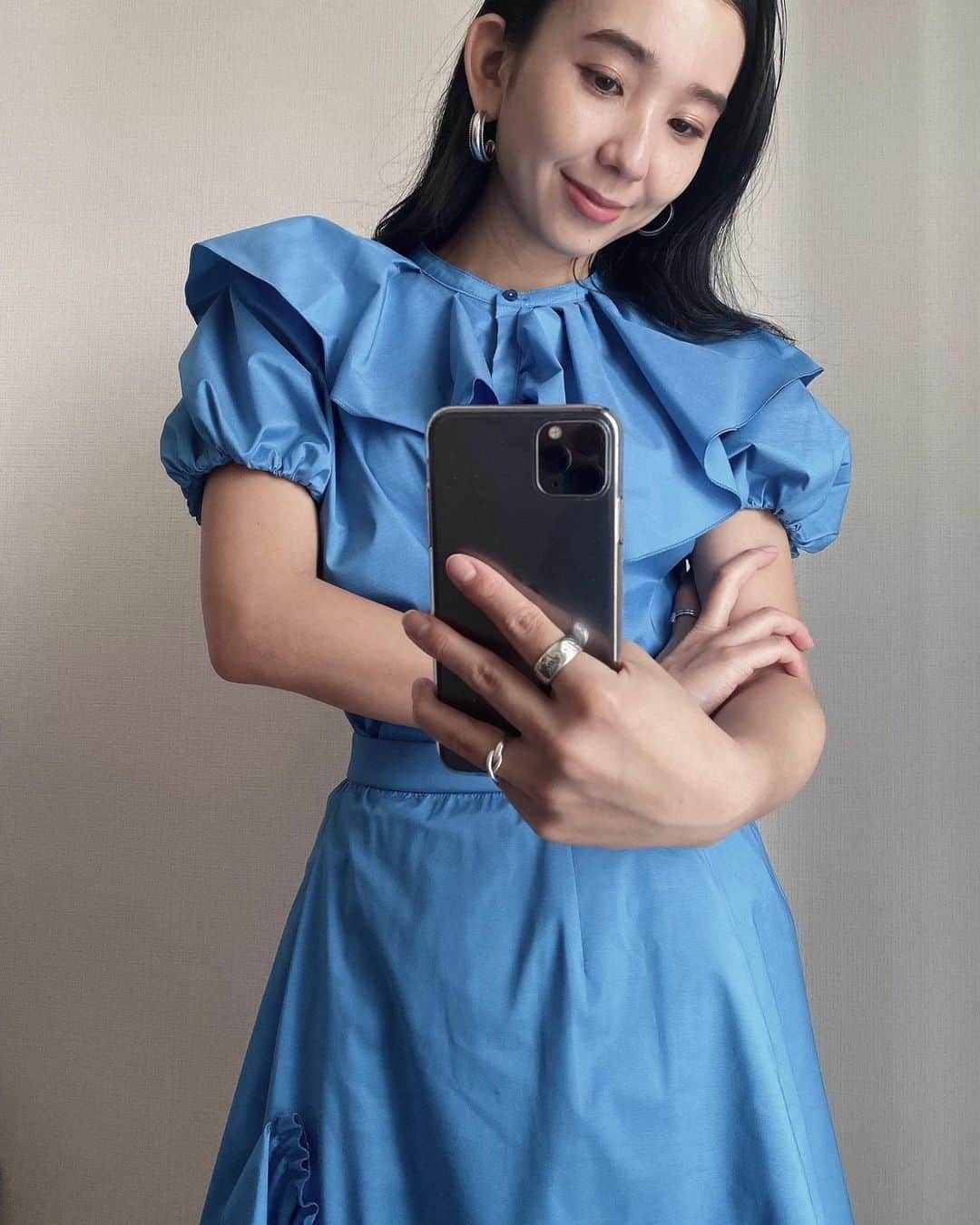 鈴木詩織のインスタグラム：「💙☁️🐳 一目惚れしたブルーのセットアップ。  フリル、生地の張り感とっても好きです♡ セットアップで着るとワンピっぽくなるし、セパレートで着てもかなり着回しできそう！ブラックデニムにブラウスを合わせて着てみたいと思ってる😉  お洋服は @lanvin_en_bleu_womens のだよ〜 「あざとくて何が悪いの？」というテレ朝の番組で着てるそうです！確かにあざといかも、、、🤭♡  ﻿ ﻿  #コーデ部#コーデ日記#162cmコーデ#ブラウスコーデ#セットアップ#ランバンオンブルー#あざとコーデ#あざとくて何が悪いの#セットアップコーデ#lanvinenbleu」