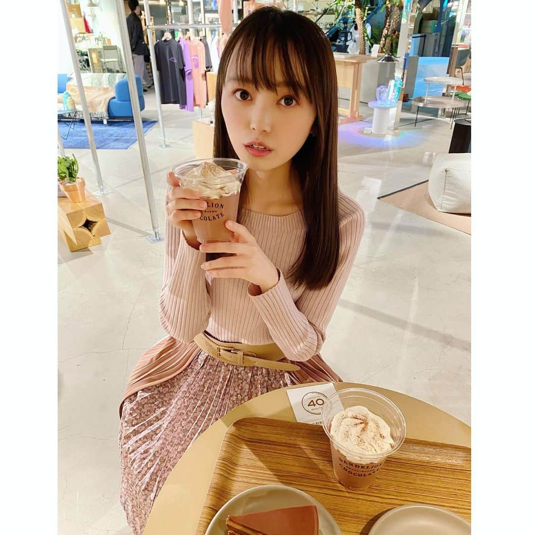 樋渡結依さんのインスタグラム写真 - (樋渡結依Instagram)「チョコレートの美味しいカフェに行ったよ🍫 おつかいでチョコレートケーキも買って帰ったー  #ダンデライオンチョコレート  #幼馴染みの友達と  #カフェ好きな人と繋がりたい  #表参道カフェ  #チョコづくし」3月6日 21時40分 - yui_hiwatashi0430