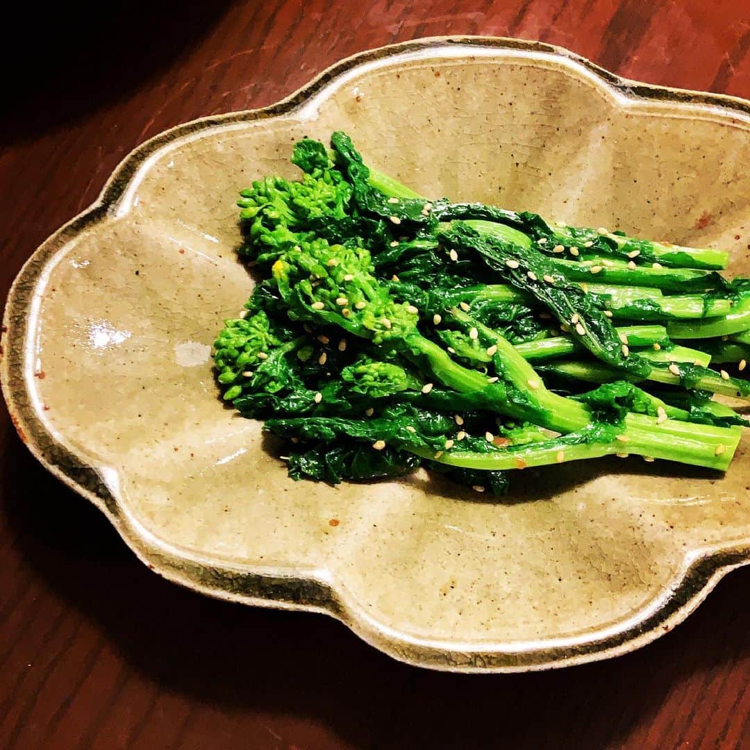 志摩有子さんのインスタグラム写真 - (志摩有子Instagram)「今夜はなんちゃって韓国料理。茹でたり、蒸したり、生のままだったり、少しずつ味を変えてナムル。菜の花はさっと茹でてから昆布締めにしてから、胡麻油とろく助の塩、ほんのちょっとの梅肉と和えていり胡麻をパラリ。梅味のナムル、新鮮。本当の作り方とは違うけれど、美味しければまぁ、いいか。  #ナムル #なんちゃってナムル」3月6日 21時34分 - ariko418