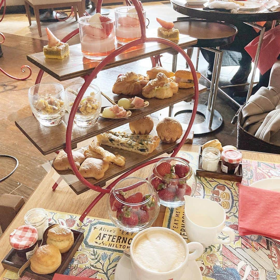 長谷川ゆうのインスタグラム：「. . afternoon tea  ヒルトン東京のZATTAでアフタヌーンティー  ちゃーちゃんと女の子っぽいことしてみた♡ 甘いの少なめなので飽きずに食べれました笑  イチゴおいしかった♡ イチゴ狩り行きたい🍓 . . #afternoontea #ヒルトン東京 #zatta #アフタヌーンティー#☕️」