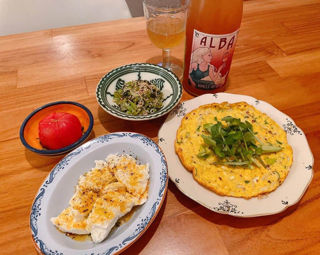 菅原沙樹さんのインスタグラム写真 - (菅原沙樹Instagram)「昨夜は晩ご飯各々でって事だったので、ひとり晩酌メシ🍷 お気に入りのスペインのオレンジワインに、ただただ自分が食べたかったものを👩🏻‍🍳 こないだ作ってめちゃくちゃ美味しくてまたすぐ欲した野沢菜しらす炒め、しらすと青とうがらしのフリッタータはまたもや @ariko418 さんのレシピ本 #副菜の鬼 より📙 あとはモッツァレラからすみがけ、フルーツトマトを。 #トーキョー嫁ご飯#トーキョー家族ご飯」3月6日 13時14分 - saki313apo