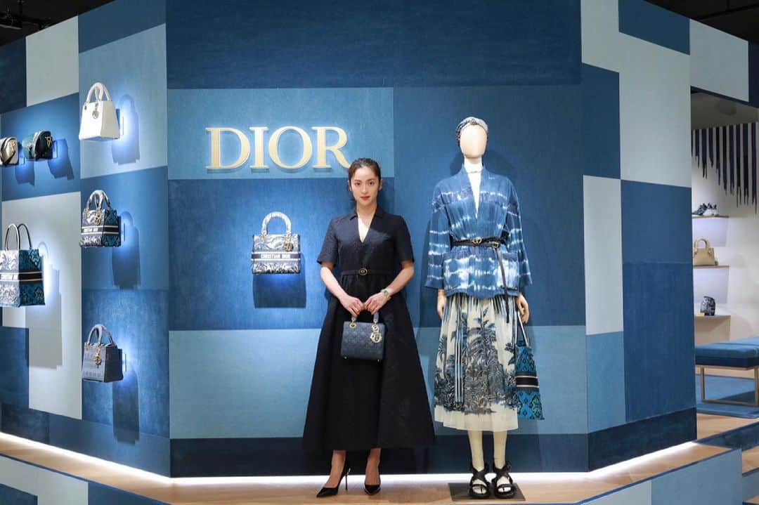 中村アンさんのインスタグラム写真 - (中村アンInstagram)「DIOR SUMMER 2021 POP-UP at Isetan🌴 鮮やかな何色ものブルーと、可愛いパーム柄の空間が素敵でした🔹🔷🔹  #DiorIsetan #ディオール @dior」3月6日 13時15分 - cocoannne