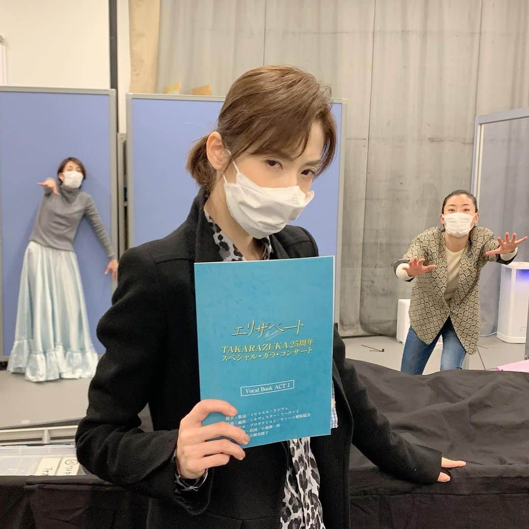 大月さゆのインスタグラム：「﻿ 撮りました同期写真㊗️ ﻿ 真ん中のさゆぽん(明日海りお)が「ポーの一族」を終えて参加❣️やっと会えた〜！﻿ 右のみっしょん(美翔かずき)はスタートしてからずっと一緒❣️ステージ上で隣に並ぶことも多く、信頼と安心で方を寄せ合ってやっております。﻿ ﻿ ほぼ打ち合わせなしで、ディスタンスを課題に撮ったところ、こんな仕上がりになりました。﻿ ﻿ ﻿ #明日海りお﻿ #美翔かずき﻿ #89期﻿ ﻿#この前せーこと撮り忘れた(悔)」