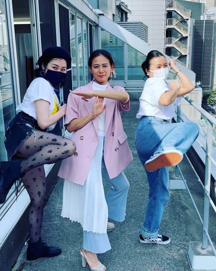 のインスタグラム：「いつもメイクをしてくださる💄 @junsta34 さん いつもスタイリングをしてくださる👗ANNA YAMAMOTOさん ３人合わせて、渋谷チャーリーズエンジェルス❣️ 👩🏻‍💼「……チャーリーズエンジェルスに謝ってください。」 仲の良いチームワークに感謝です😊🙏❤️  ＃チャーリーズエンジェルス #charliesangels #ヘアメイク #スタイリスト #舞台挨拶 #ミセスノイズィ #感謝」