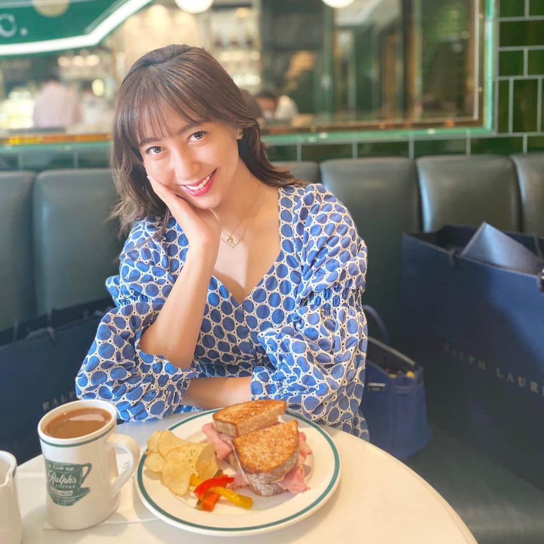 小川ひとみさんのインスタグラム写真 - (小川ひとみInstagram)「Saturday brunch🥪 お買い物の後にゆっくりランチ 出来ました🥰💭💭 今日は一気に春日和🌸 着るのを楽しみにしていた @_estella.k_ のワンピース✨ お袖のデザインや丈感も あ〜可愛い❤️❤️❤️ #brunch #saturday #date #estellak #love」3月6日 13時44分 - hitomy220