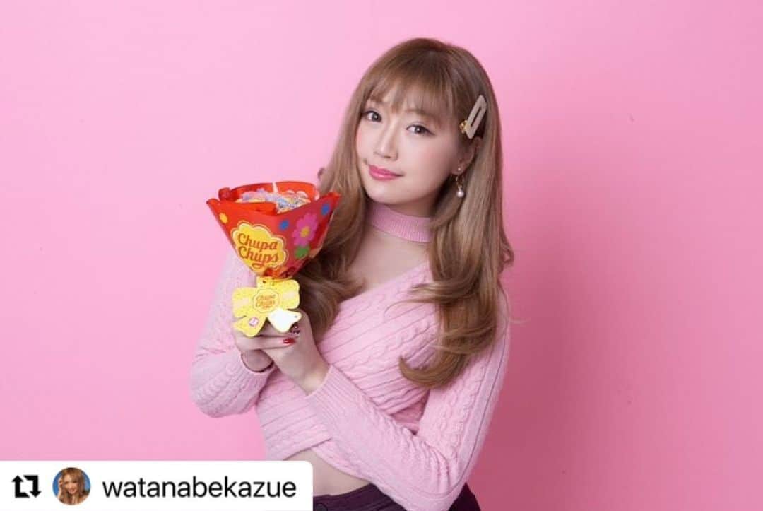 のインスタグラム：「#Repost @watanabekazue  チュッパチャプスのフラワーブーケ…💐めちゃくちゃ可愛いでしょ🥺💕 @chupachups_jp . 毎年いろんな色やパッケージが出て、キュンキュンさせられるフラワーブーケ💓 アメちゃんのブーケだなんて、大阪人のかずへからしたら幸せやで、みんなに配りたくなっちゃう🍭😍笑 大阪のおばちゃんならわかるはずやなっ😂笑笑 . こんな可愛いブーケももらえたら嬉しいな〜 どうせならこんな風に両手で『はいっ💐😚🤲』て渡されたい❤️笑 大切な人へのプレゼントとしても贈りたい🍭喜んでくれそうやね☺️チュッパチャプスみんな大好きやもんねぇ(*´∇｀*)💞 . . わたしたちの載ってる特集ページもチェックしてもらえたら嬉しいです💐💖 https://www.amazon.co.jp/stores/page/F7DA6EF4-446E-49F7-9991-A197D30AE111?ingress=0&visitId=5fce3da1-8f3d-4d8b-8927-61d6fad4ac5d . . #チュッパチャプス #chupachups #ホワイトデー #ギフト #アマゾン #Amazon #クラシエ #贈り物 #大切な人へ #かずへー #チュパへー #ピンクへー #cyberjapan #サイバージャパン #サイバージャパンダンサーズ」