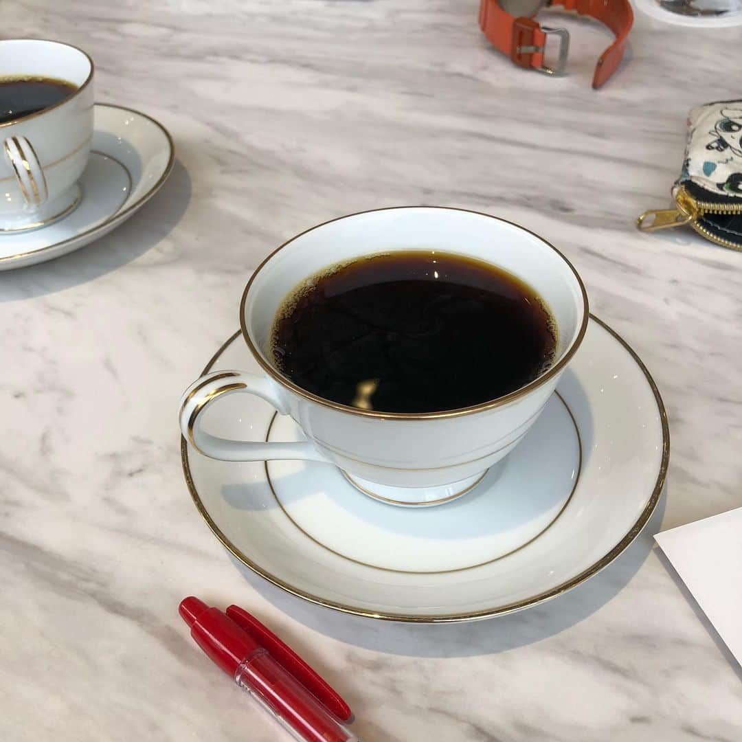 佐伯紅緒さんのインスタグラム写真 - (佐伯紅緒Instagram)「会議は続くよどこまでも。 正直、15分おきに逃げたくなります。 でも、やればやるほど確実に良くなるのでがんばっています。 コーヒーを飲みすぎないよう、気をつけつつ進みます。」3月6日 13時51分 - beniosaeki
