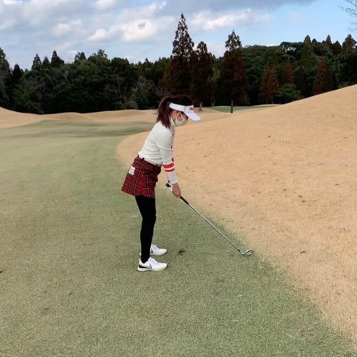 篠崎愛のインスタグラム：「スイング変えてる時って、コース出ると球に当たらないんだよ。 でもね、やり続けることが大切。笑笑  #あたたかい目で見守ってください笑」