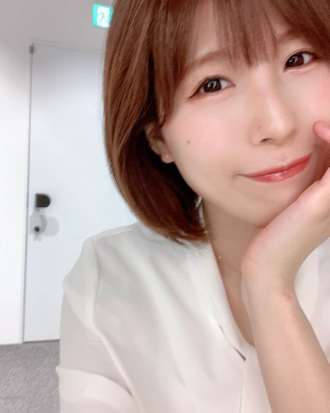 のインスタグラム：「アナウンサー風😉  #グラドル #ポートレート #フリーモデル #グラビア #フリーランス #ポートレートモデル #被写体 #撮影会 #写真好きな人と繋がりたい #カメラ好きな人と繋がりたい #くびれ #美脚 #撮影依頼 #仕事依頼 #ミリドル #portrait #shotting #japanesegirl #cute #kawaii #followme #アナウンサー衣装 #アナウンサー」