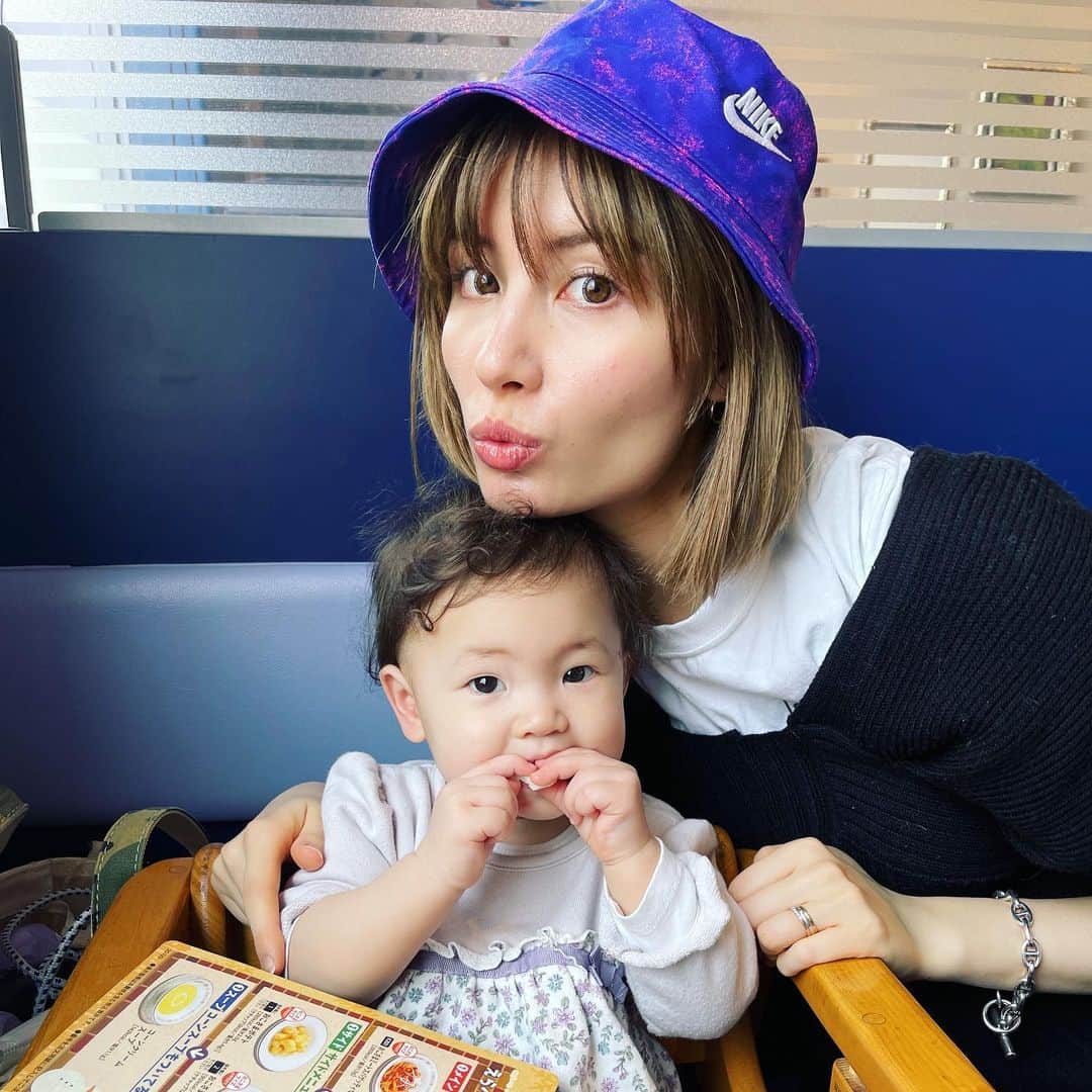 高松チェルシーリナのインスタグラム：「. 家族で超絶久々サイゼ来た🥰❤️ 青春時代を思い出すわ🤣🤣🤣 辛味チキン、タラコソースパスタ、ミラノ風ドリア、あと写ってないけどディアボラチキンも頼んだ😌 美味しかったわぁハマりそうw . #ランチ#サイゼリヤ#家族ランチ#女の子ベビー#女の子ママ」