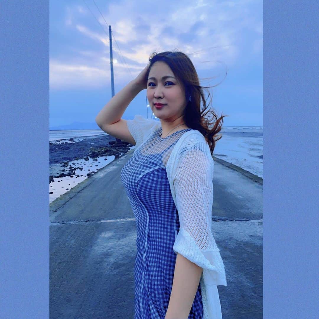 春野ゆりかのインスタグラム：「満潮時に海に沈む道と電信柱が幻想的な長部田海床路に行ってきました＾＾ 夕暮れ時で雰囲気ある空で素敵でした✨ 干潮時に行ったので普通に道を歩けたけど、満潮時には道が沈んで、千と千尋の神隠しの世界観みたいと人気があるそうです^ ^✨ 近いのに訪れたことがなかったのでいい経験になりました✨ 満潮時にもまた来てみたいな❤️  九州での静養も今日が最後です🌸 声も出るようになったし、術後の経過もかなり順調です＾＾  今回コロナもあったし、しゃべれないのもあったけれど、また帰ってくる時は九州のみんなにも会いたいな✨  みんな離れているけれど、どうか日々元気で幸せにすごしてください🌸  九州ありがとう❤️熊本ありがとう❤️  東京のみんな待っててね✨ また新たな気持ちで頑張ります❣️  #長部田海床路 #幻想的　#海に沈む道」