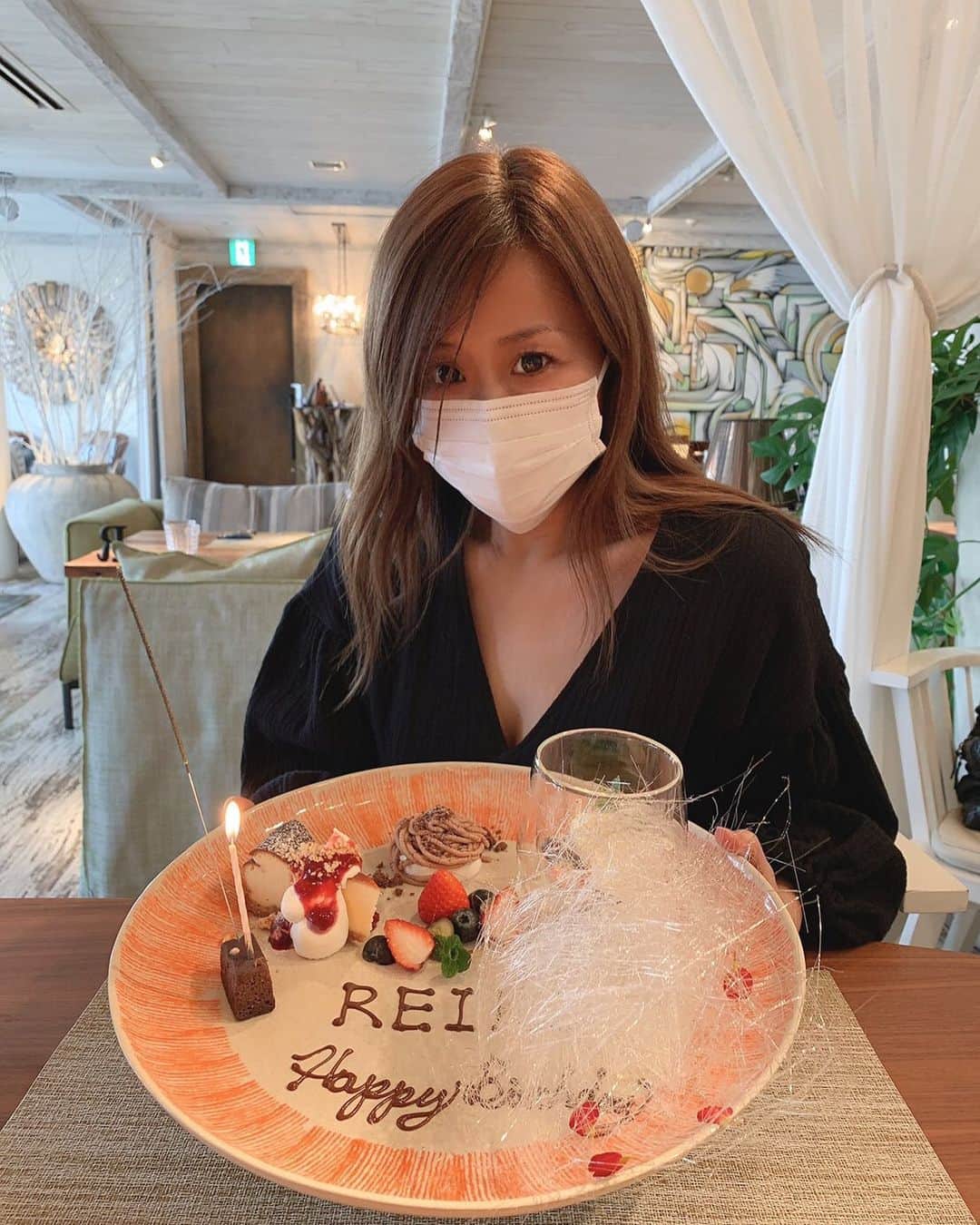 中根麗子のインスタグラム：「ちょっと崩れちゃったけど サキありがとう💗  #お誕生日 #ありがとう #黒い #お家日当たりすごいから黒い #happybirthday」
