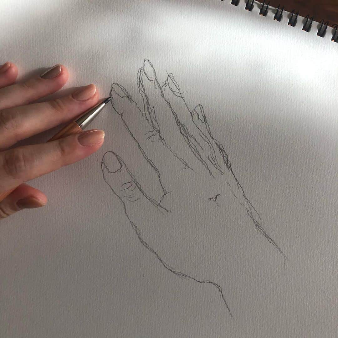 中村舞子のインスタグラム：「左手で描いた右手」