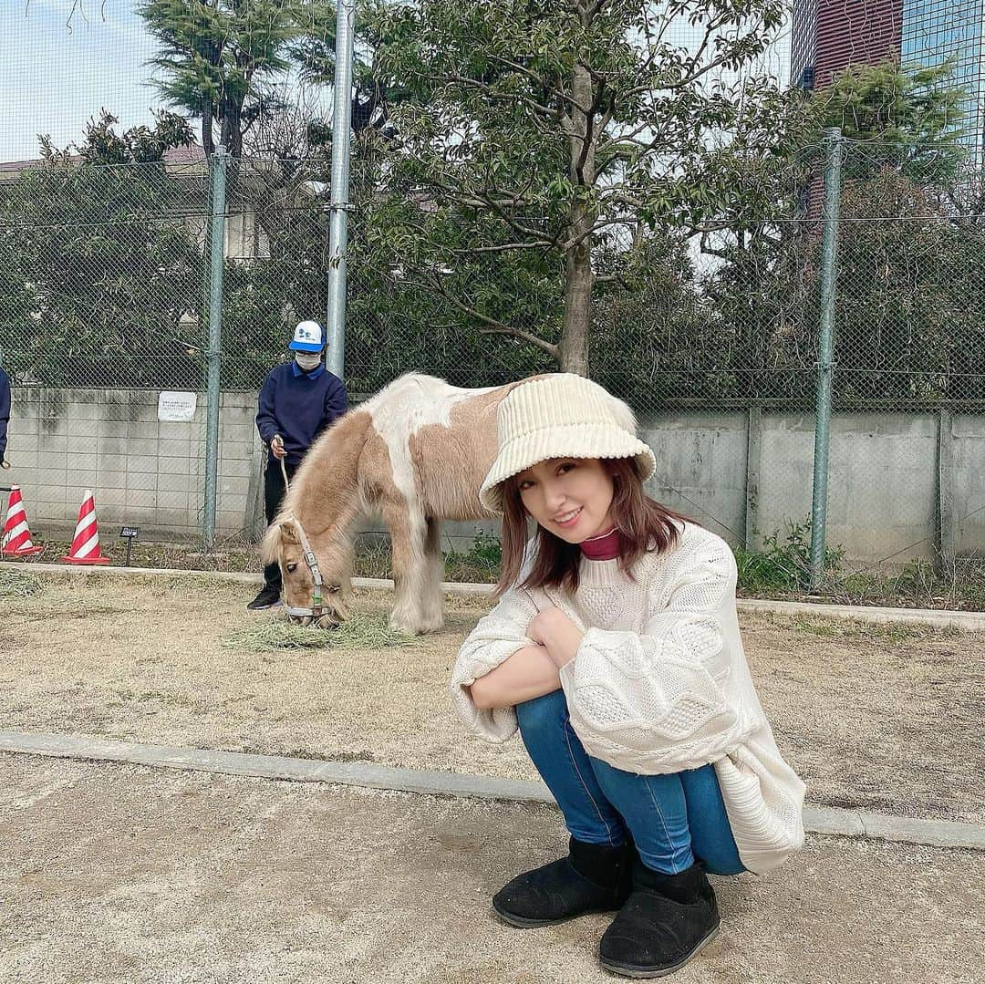 熊田曜子さんのインスタグラム写真 - (熊田曜子Instagram)「I got in touch with the zoo at the zoo.  移動動物園が来てくれた🐎 1人で３人を連れて整理券をもらったり 列に並んだりは大変だけど 近所のママ友パパ友にたくさん助けてもらったよ✨ いつもありがとう😊 感謝です✨　 動物達と触れ合えたり お友達とも会えて 子供達も喜んでたよ👧👧👧  #動物園　#移動動物園　#ポニー　#ヤギ　#山羊　#ひつじ　#羊　#モルモット　#うさぎ　#にわとり　#ふれあい #抱っこ」3月6日 14時57分 - kumadayoko