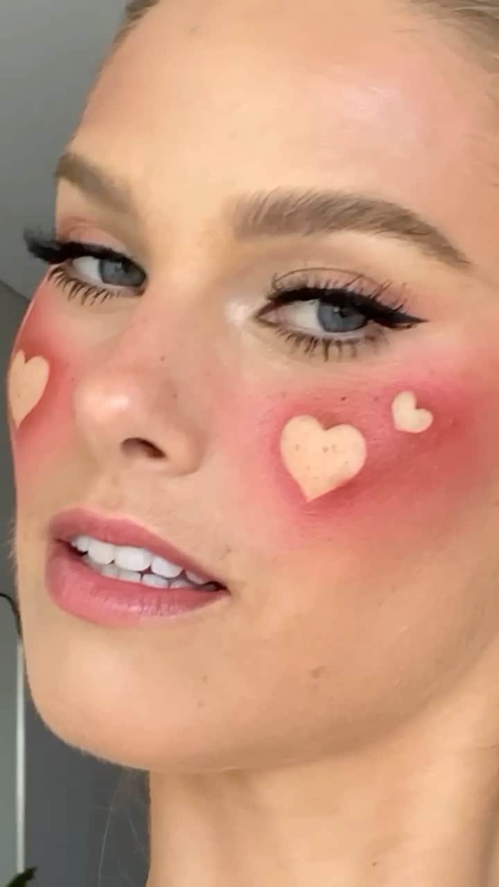 ナタリー・ジェーン・ローザーのインスタグラム：「Before vs After 💋 My #MardiGras #makeup look thanks to @kellybowmanmakeup ❤️❤️❤️」