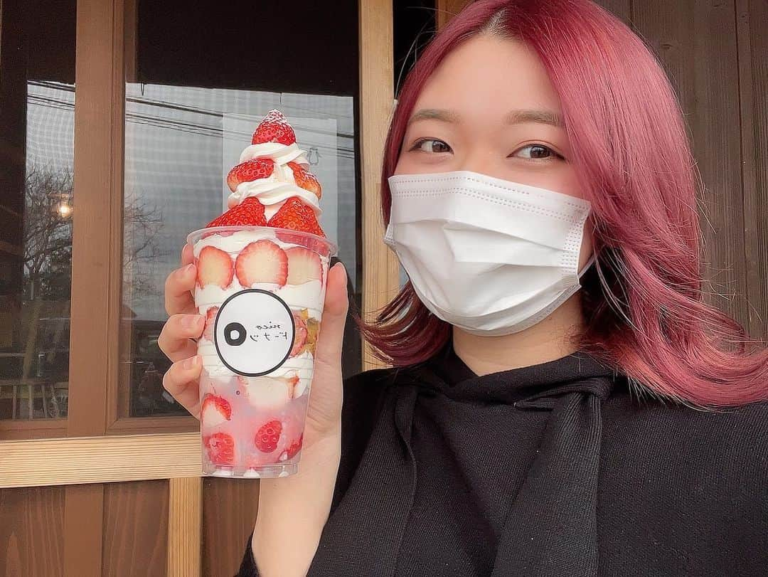 佐々木舞夕のインスタグラム：「___🍓  宇佐市いちごパフェ第3弾！笑  nico ドーナツ宇佐店へ〜🚗  お店の外からでも漂う甘いドーナツの香りに誘われつつ、今回のメインターゲットはいちごパフェ🍓  上から下までフレッシュないちご尽くしのいちごのボンボンパフェ！ 中にはいちごの他に、ソフトクリーム🍦ケーキのスポンジ🍰も入っててスイーツ好きの希望の塊だった🥺💕  普通のサイズのいちごパフェもあったよ🍓  土曜日ということもあり、結構並んでたけど感染対策もバッチリで、駐車場も充分にありますよ🚖🚘🅿️  宇佐市方面へお越しの際は是非〜！  📍宇佐市宮熊143  #宇佐市カフェ #テイクアウトグルメ  #nicoドーナツ宇佐店 #いちごパフェ #宇佐ランチ #宇佐市ランチ #スイーツ #カフェ #宇佐市 #宇佐市テイクアウト #いちごスイーツ #ドーナツ」