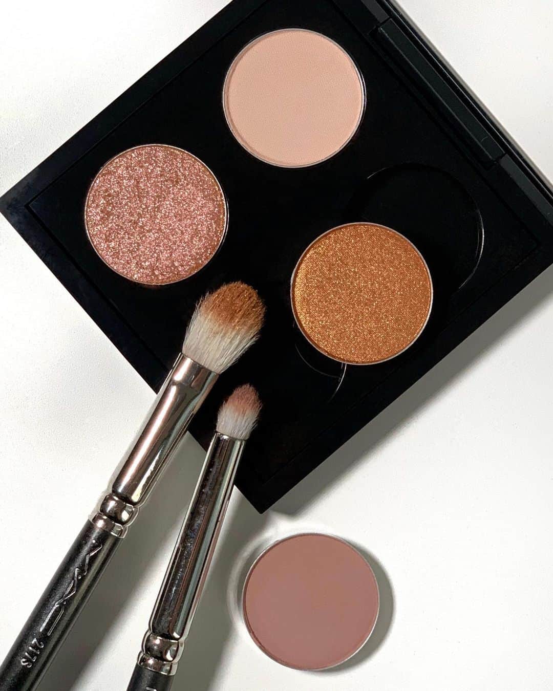 M∙A∙C Cosmetics Japanのインスタグラム：「M·A·Cで人気のスモール アイシャドウが詰まったパレットが数量限定で登場✨ ㅤ ハイライトカラーやポイントカラー、さらに遊び心溢れるラメもあり💎様々なアイメイクを楽しめるパレットです🎨HOW TO＆仕上がりをスワイプしてチェック👉 ㅤ ■スモール アイシャドウ X 4: アイ(EYE) ラブズ メイクアップ (税込6,490円) ＜カラー＞ ☑︎オルブ: ソフトなピーチベージュ （サテン） ☑︎ジングル ボール ブロンズ: インテンス ブラウン(キラキラとした輝き)（ラスター） ☑︎チュチュ グッド: クロム ピンク(キラキラとしたゴールドパールの輝き)（フロスト） ☑︎ロイヤル ランデブー: ミュート ライト ブラウン（マット） ※アイシャドウレフィル４色とパレットが別になっております。レフィルをパレットに入れてお使いください。 ㅤ #MACEyes #MACEyeshadow」