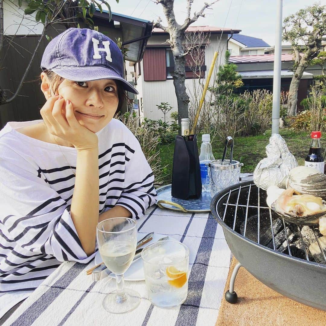 五明祐子さんのインスタグラム写真 - (五明祐子Instagram)「家で夫とふたりBBQ 炭で焼くとなんでも美味しくなるよね説🙄  #BBQ#お料理しなくてもいい#家にあるもの#何でも焼いちゃえ🐚🥩🧅#あったかい#土曜日#休日」3月6日 15時56分 - gomyoyuko