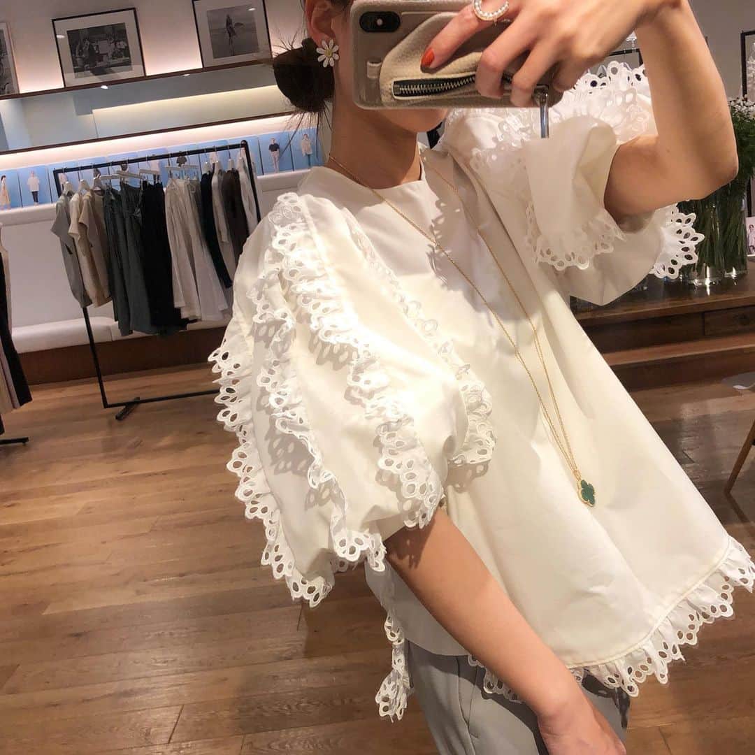 外村久美子さんのインスタグラム写真 - (外村久美子Instagram)「・ 2021 summer Collection 大阪先行受注会、ご来場有難うございました！ 今回もshiroconが好評で凄く嬉しい！サロペットも大人気でした♡来週は東京でお待ちしております☺️ #yori_japan  #アネモネブラウス @_y_o_r_i_」3月6日 16時06分 - kummy153