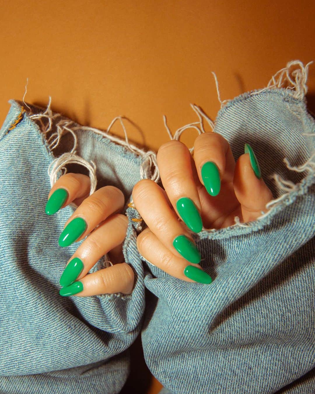 MARISのインスタグラム：「I have palm 🌴color in my hands💚 Love my new nails 💅 Thank you @colorsnail.official @moe_colorsnail 💚 今日明日と @colorsnail.official で個展やってるって💕 私も行きたかったんだけど行けず残念すぎる🥺 @colorsnail.official いつもありがとうございます💕」