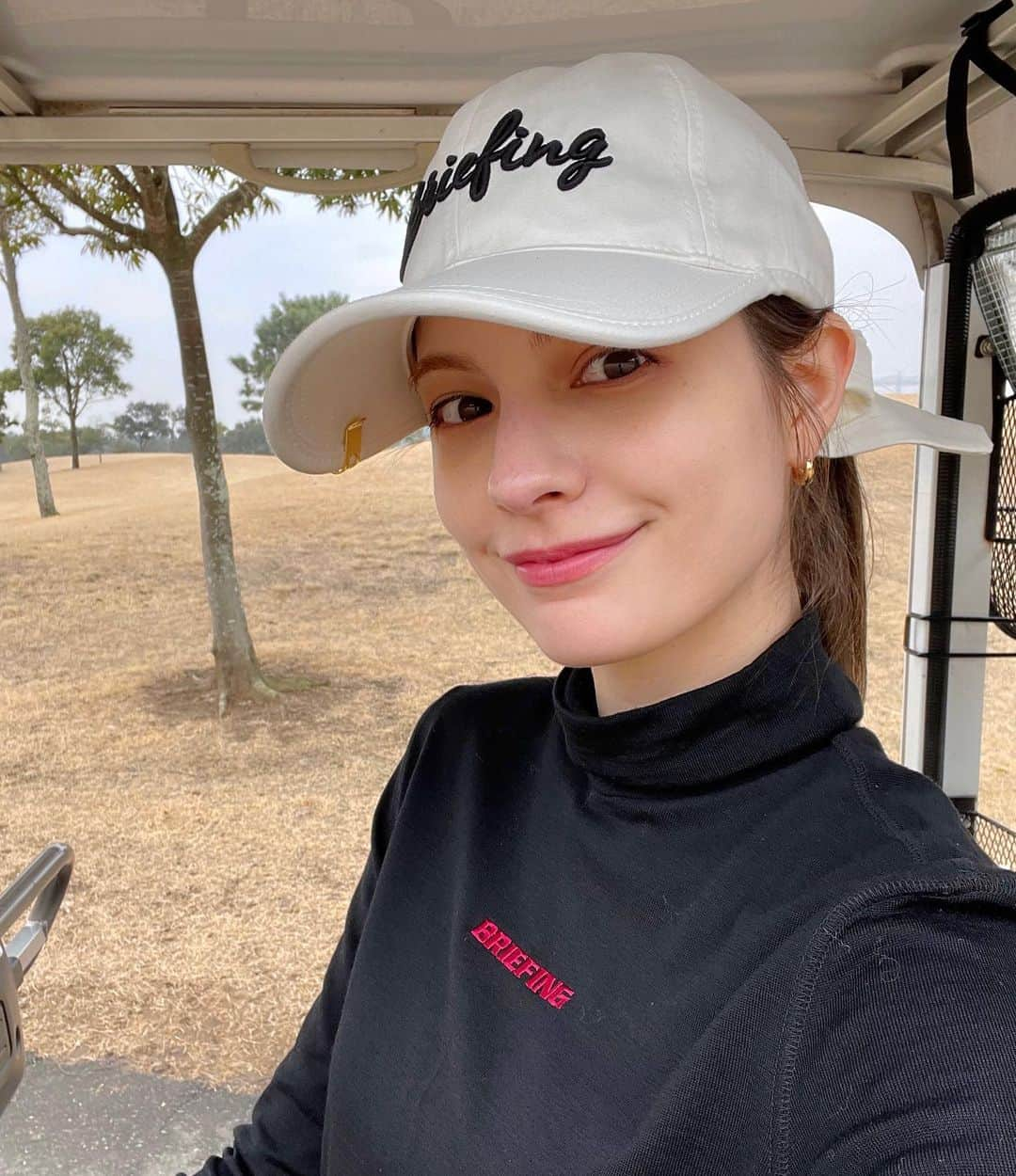 マギーさんのインスタグラム写真 - (マギーInstagram)「3回目のラウンドDAY⛳️ ほんのちょっと成長とスコアを縮めてます...😳 今日は天気が良く、気持ちよかった！💖  2枚目は18ホール目のドライバー 鬼のスライスだったので写真にしておきます笑笑笑  #ゴルフ」3月6日 21時52分 - maggymoon