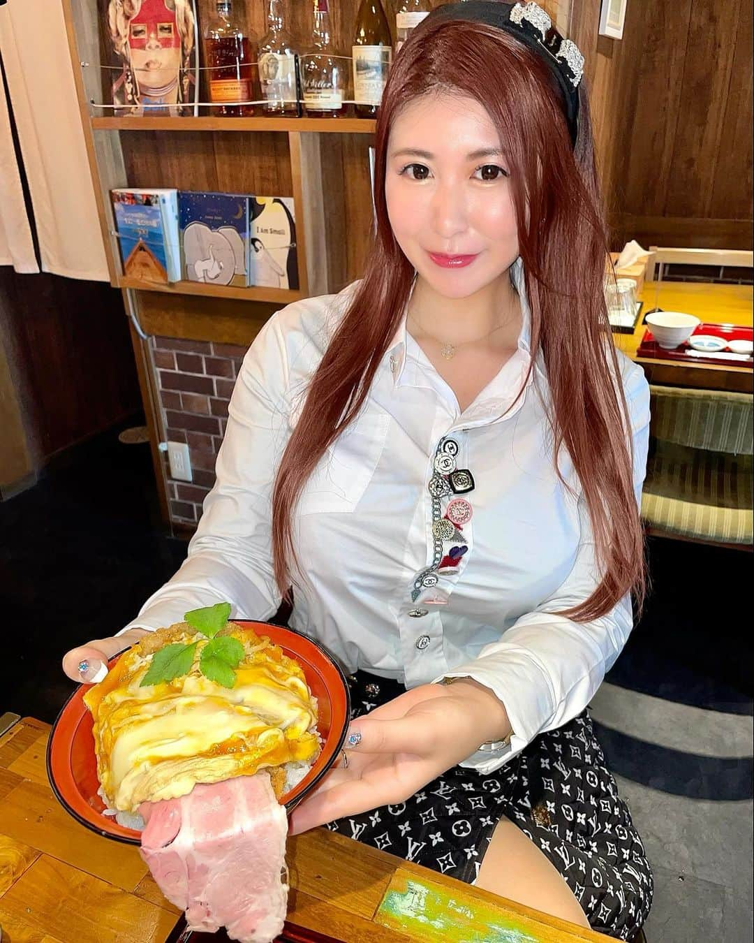 ayuさんのインスタグラム写真 - (ayuInstagram)「Lunch at a pork cutlet shop in Osaka🍴😋 ・ 大阪の玉造にある @newbourbon さんにて とんかつランチ😋 私は茶美豚の玉造かつ丼に チャーシュートッピングしました❤️ 彼はスーパー佐助豚厚切りロースを🥰 かつ丼は小さい方を頼みましたが それでもかなりのボリューミーでした😝 茶美豚の中でもかなり脂がのった感じでした。 スーパー佐助豚の方は、かつ丼に比べるとあっさりめ。 美味しく頂きました😋🙏 ・ #玉造グルメ#かつ丼#玉造かつ丼#茶美豚#スーパー佐助豚厚切りロース定食１８０g#ニューバーボン #ayuログ」3月6日 16時27分 - ayu888ayu