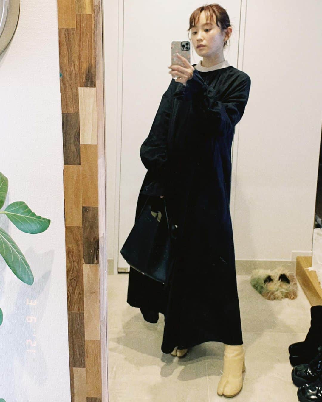 高橋愛さんのインスタグラム写真 - (高橋愛Instagram)「🖤 ㅤㅤㅤㅤㅤㅤㅤㅤㅤㅤㅤㅤㅤ ㅤㅤㅤㅤㅤㅤㅤㅤㅤㅤㅤㅤㅤ @fukuu_i の お洋服が わたしの手元に 来てくれたので 早速。 ㅤㅤㅤㅤㅤㅤㅤㅤㅤㅤㅤㅤㅤ 黒も可愛いなぁ🥰 ㅤㅤㅤㅤㅤㅤㅤㅤㅤㅤㅤㅤㅤ ルームウェアだけど 外でも着ちゃう😙 ㅤㅤㅤㅤㅤㅤㅤㅤㅤㅤㅤㅤㅤ #fukuu_ #コットン100 ふわふわなんだ〜🤍 ㅤㅤㅤㅤㅤㅤㅤㅤㅤㅤㅤㅤㅤ 背中がっつりあいてるから 中にインナー入れて 見せても可愛いなって♡  いろんな発見がありそう！ そんなお洋服が出来て嬉しい☺️🌸」3月6日 16時32分 - i_am_takahashi