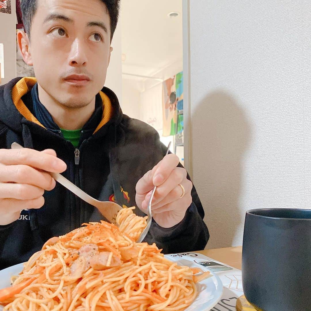 のインスタグラム：「大盛りのナポリタンを食べながら吉本新喜劇を見る土曜日。 @herorugby_official  #吉本新喜劇」