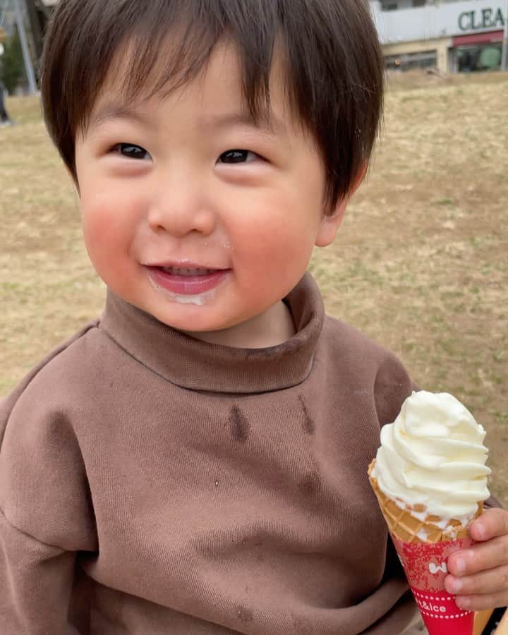 ソンイのインスタグラム：「息子との平日遊び👦🏻🍦 ４月からは週5でスクールに通うから、こうやって平日にゆっくり一緒に時間を過ごせるのもあと少し😢🌸  遊園地や旅行とか特別な思い出を作るのも幸せだけど、 きっと数年後に恋しくなるのはこうゆう思い出なんだろうなぁと🌼  ポカポカ天気に公園のベンチで食べたソフトクリームは本当に幸せの味だった🍦👦🏻🌳 回転寿司ランチも美味しかったね😋  夜はおかえり〜とパパにハグのお出迎えをしてパパはメロメロでとろけていたよ☺️笑  #1歳11ヶ月 #男の子 #3月生まれ」